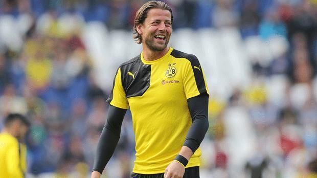 
                <strong>Roman Weidenfeller</strong><br>
                Bank: Roman Weidenfeller: Roman Weidenfeller ist diese Saison nur noch zweite Wahl im Dortmunder Tor. Auch in unserer Top-11 muss sich der 35-Jährige hinter Buffon anstellen. Trotzdem hat Weidenfeller für uns das Zeug zum MLS-Profi.
              