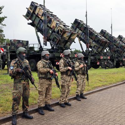11. Juni 2024, Mecklenburg-Vorpommern: Deutsche und ukrainische Soldaten auf einem Truppenübungsplatz vor Flugabwehrraketensystemen des Typs Patriot