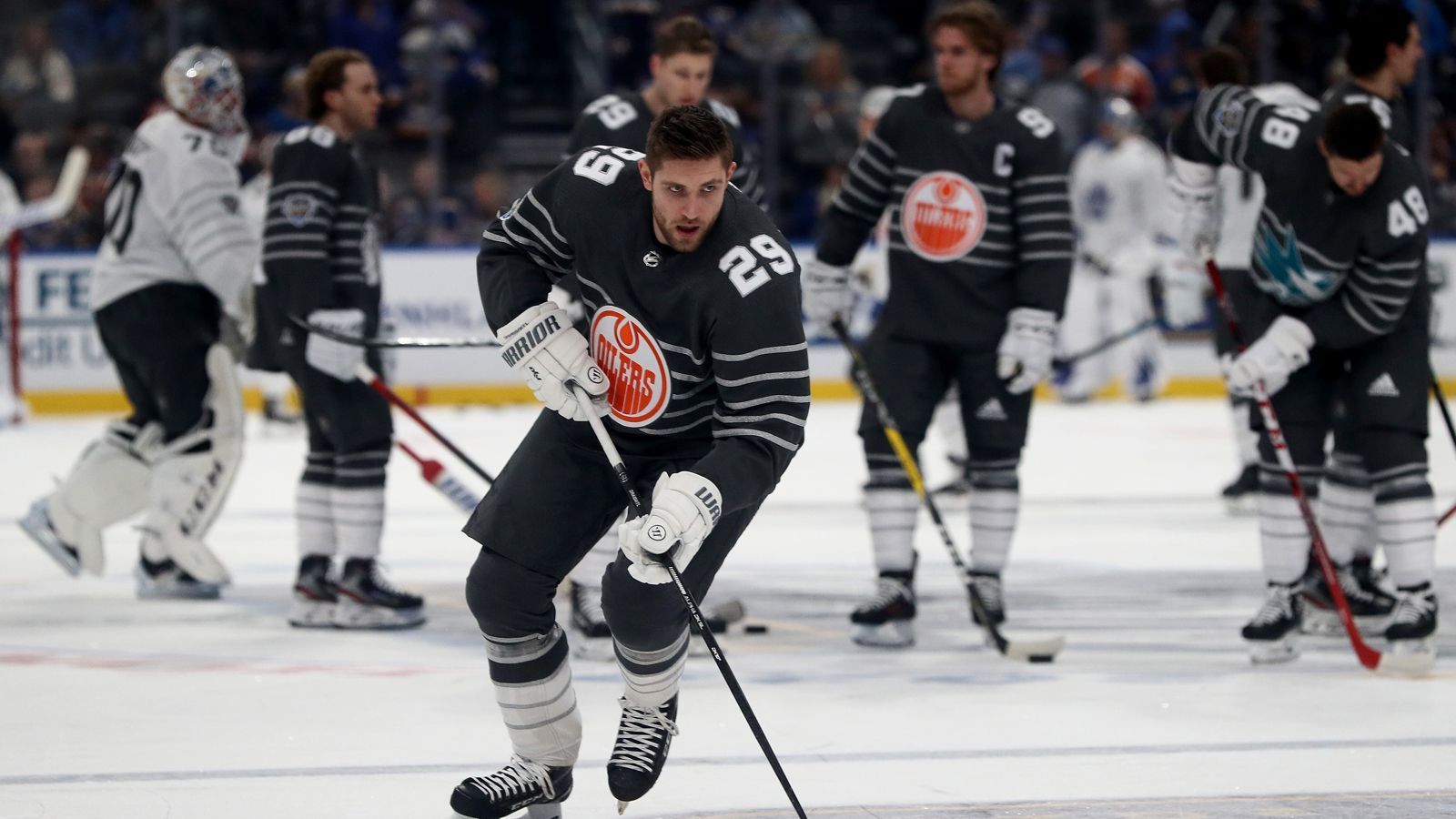 
                <strong>Torjäger Draisaitl</strong><br>
                Aber nicht nur die Art Ross und die Hart Trophy als bester Scorer und MVP hat Leon Draisaitl in Aussicht, auch die Chance auf die Maurice "Rocket" Richard Trophy ist gegeben. Mit 43 Toren, quasi ein Viererpack wie gegen Nashville getrennt von Pastrnak, rangiert er derzeit auf Platz 4 bei den Torschützen.
              