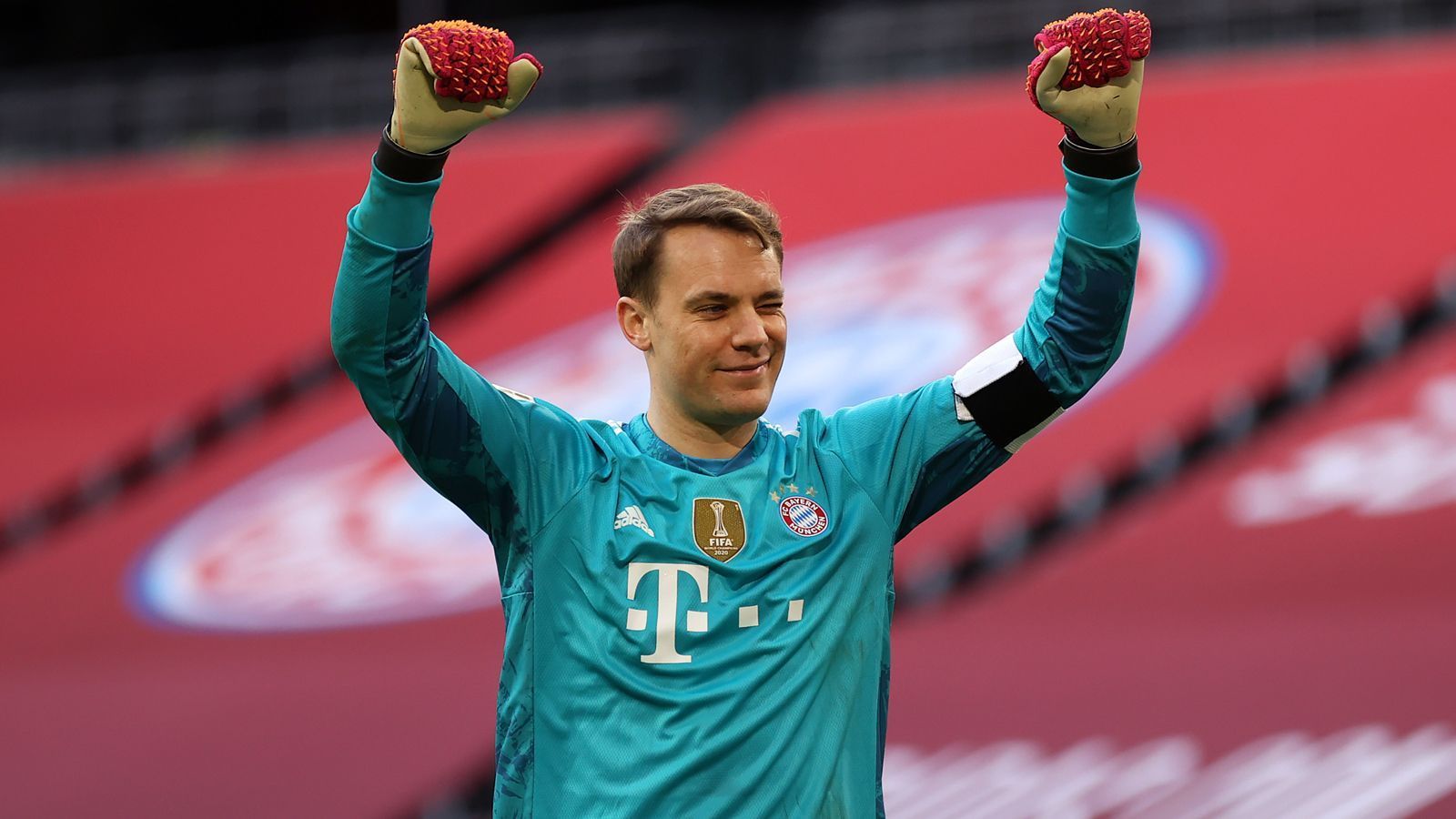 
                <strong>Zu-null-Spiele: Neuer zieht mit Kahn gleich</strong><br>
                Am 32. Spieltag der Bundesliga-Saison 2020/21 hat Manuel Neuer einen Liga-Rekord eingestellt. Beim 6:0-Sieg der Bayern gegen Gladbach konnte der deutsche Nationaltorhüter seinen Kasten in der Bundesliga zum 204. Mal sauber halten. Damit zog Neuer mit der Bayern-Ikone Oliver Kahn gleich, der ebenfalls 204 Bundesliga-Spiele ohne Gegentor überstand und damit bislang alleiniger Rekordhalter in Sachen Zu-null-Spielen war. 
              