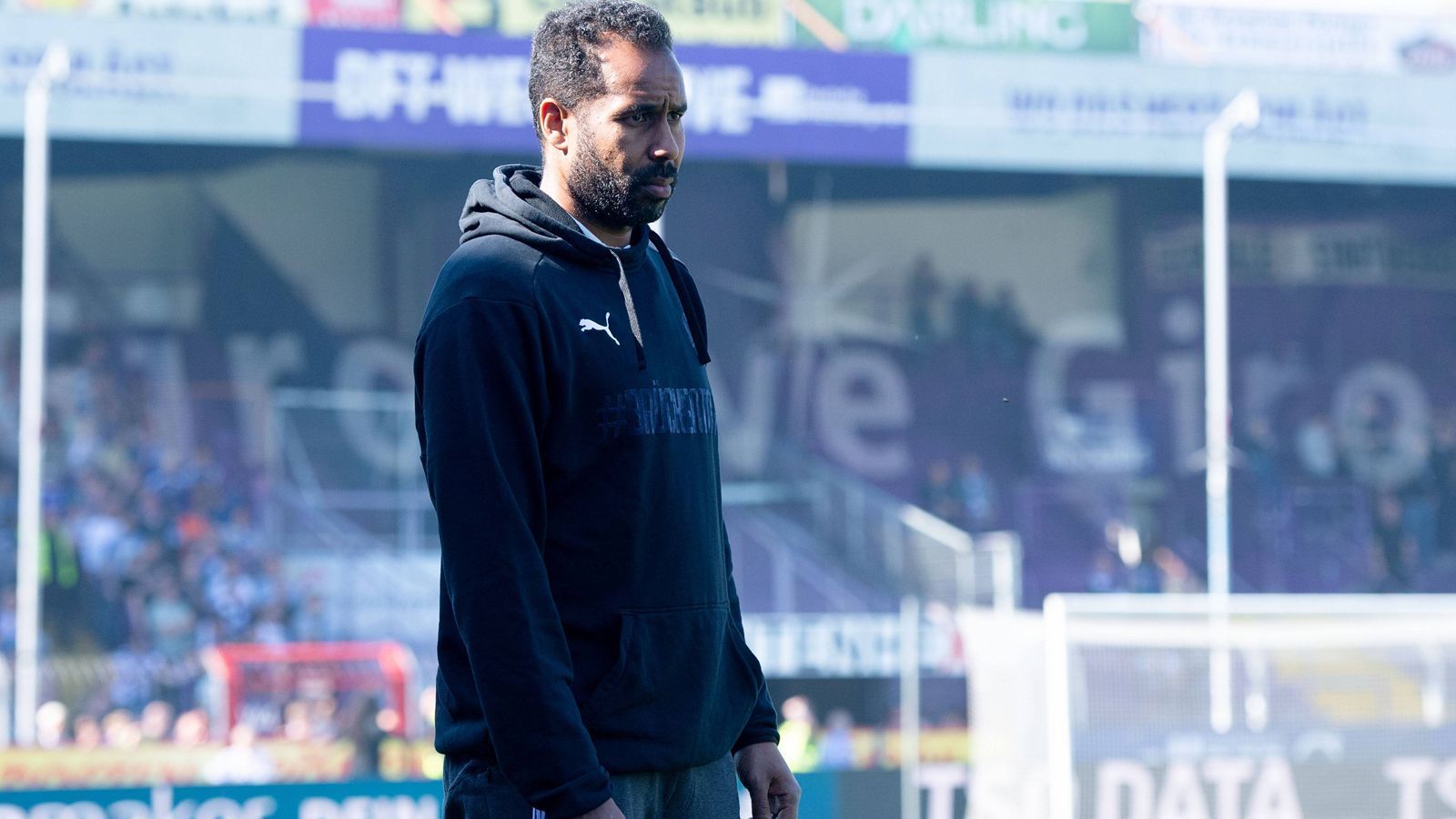 
                <strong>HSV-Trainerkandidaten: Daniel Thioune</strong><br>
                Der Hamburger SV sucht nach dem Abschied von Dieter Hecking mal wieder nach einem neuen Trainer. Die besten Chancen soll Daniel Thioune vom VfL Osnabrück haben, wie die "Bild" berichtet. Es soll nach Informationen der "Neuen Osnabrücker Zeitung" bereits eine Kontaktaufnahme seitens der Hamburger gegeben haben. Thioune galt bereits im vergangenen Jahr als ein Kandidat beim HSV. Damals hatte er mit dem VfL gerade die Drittliga-Meisterschaft gewonnen. Nun verfügt der Ex-Stürmer über ein Jahr Erfahrung in der 2. Bundesliga, schaffte mit den Niedersachsen den Klassenerhalt und holte allein gegen den HSV vier Punkte. Allerdings steht der 45-Jährige noch ein Jahr in Osnabrück unter Vertrag. Daher wäre eine Ablöse fällig, die der HSV vermutlich nicht bezahlen möchte. ran.de stellt weitere Kandidaten vor.
              