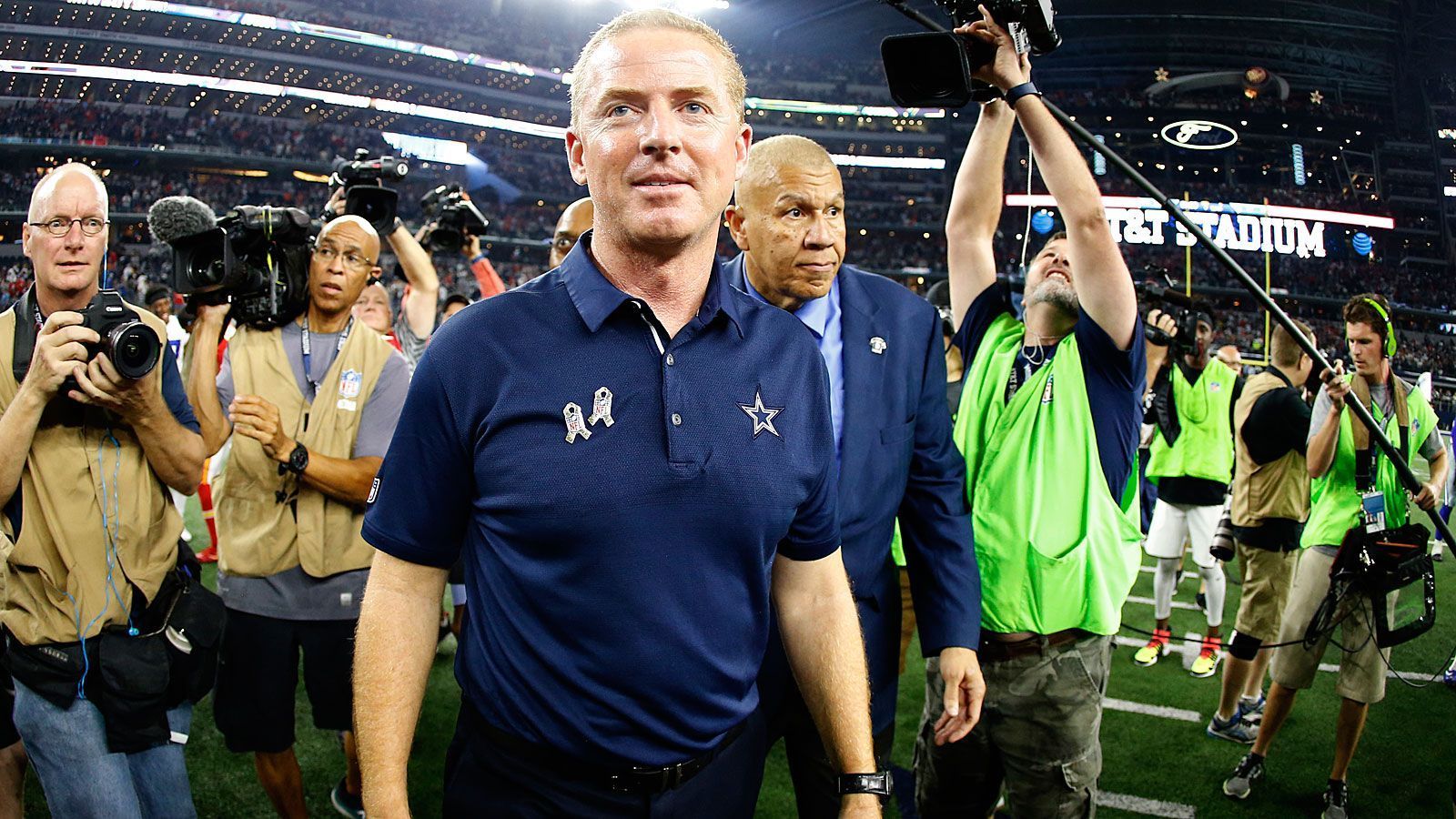 
                <strong>Zukunft von Head Coach Garrett in der Schwebe?</strong><br>
                Und dann wäre da der vielleicht wichtigste Mann des gesamten Teams: Jason Garrett. Der Head Coach wartete bislang vergeblich auf positive Zeichen von Klubboss Jerry Jones bezüglich seines im kommenden Jahr endenden Vertrags. Drei Playoff-Teilnahmen in acht kompletten Saisons überzeugen den Big Boss offenbar noch nicht vollends. Es wird sich zeigen müssen, ob Garrett seine unsichere Zukunft so einfach beiseite wischen kann. Einen Rückschlag musste er offenbar schon einstecken: Laut NFL-Insider Ian Rapoport wird Garrett in dieser Saison nicht für das Playcalling verantwortlich sein.
              