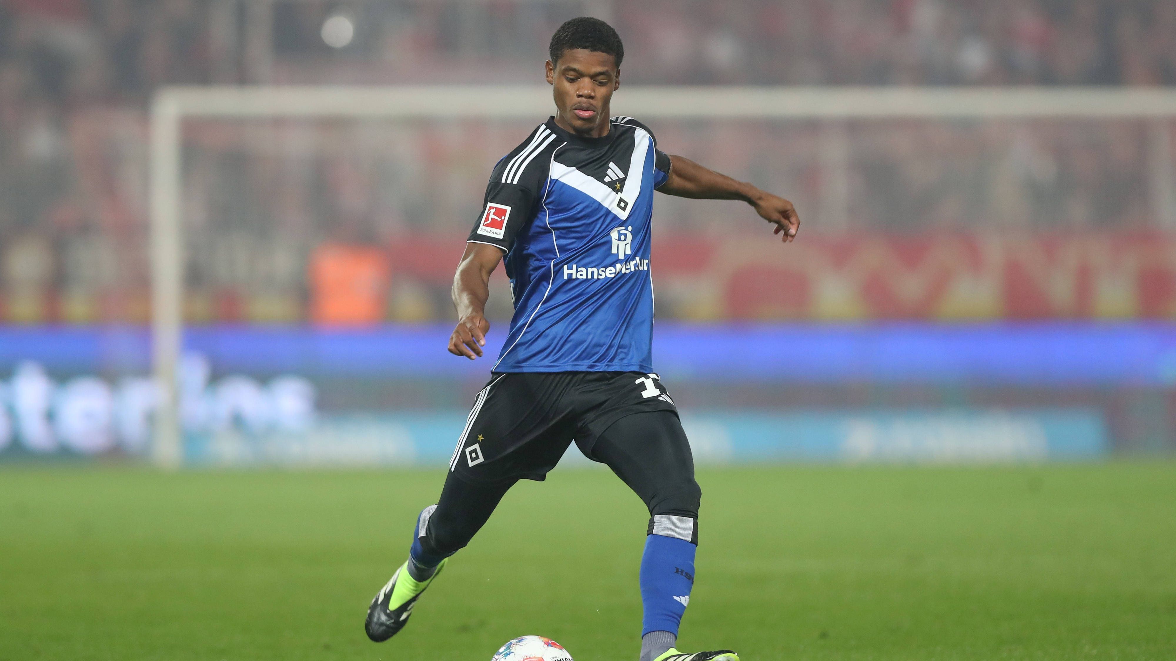 <strong>Hamburger SV</strong><br>Bei Innenverteidiger Warmed Omari wird es eng: Nach einem Außenbandriss wird er bis Weihnachten ausfallen. Ob er dennoch mit zum Afrika-Cup fährt, ist noch nicht sicher. Der erste Bundesliga-Spieler von den Komoren wäre aber mit Sicherheit einer der wichtigsten Akteure für der Nationalmannschaft der Inselgruppe, war er doch auch beim HSV bis zu seiner Verletzung gesetzt. Denkbar wäre, dass er mitreist und im Laufe des Turniers einsteigt.