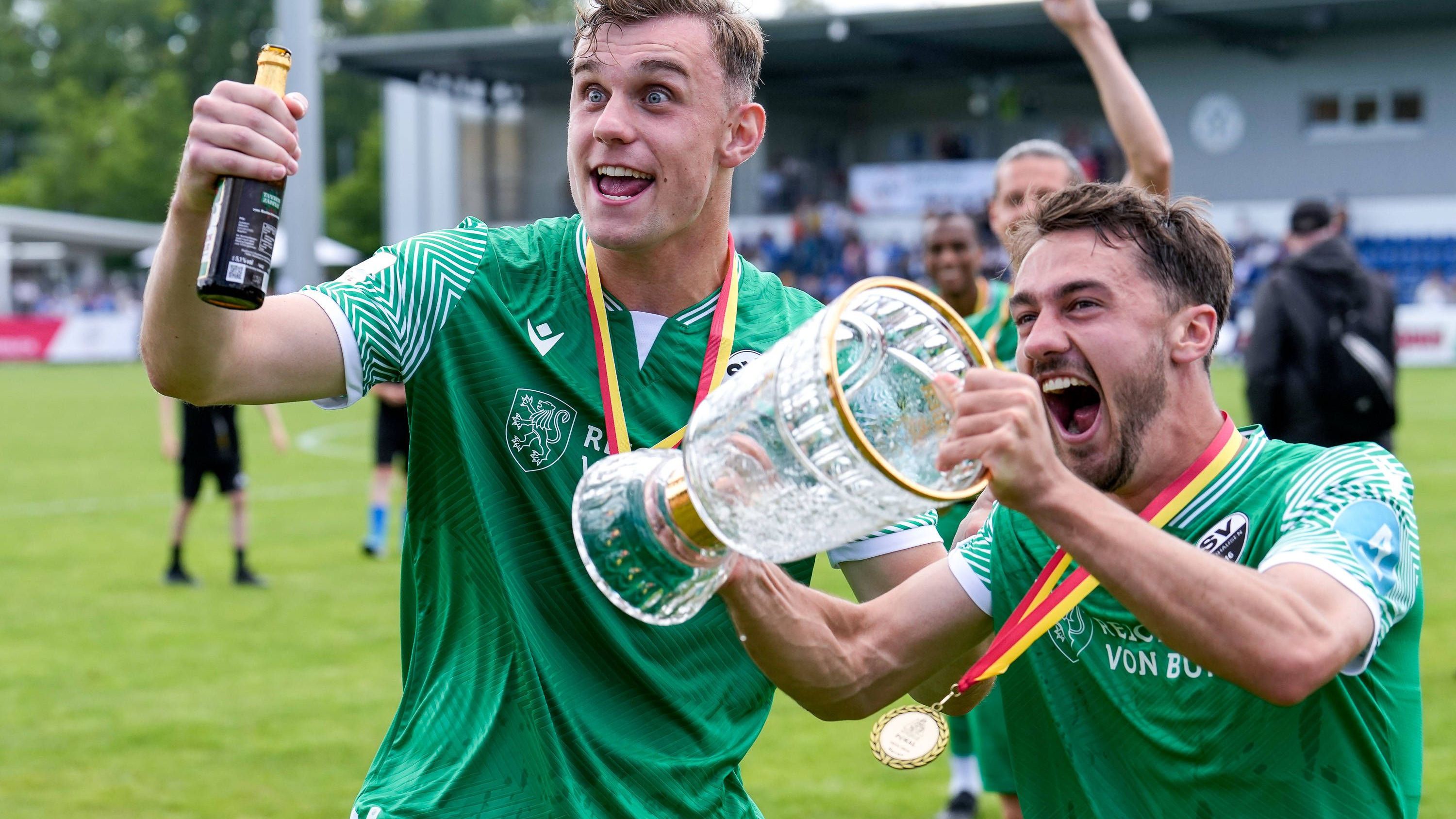 <strong>Landespokal Baden in Walldorf</strong><br>1. FC Mühlhausen (Verbandsliga Baden) - <strong>SV Sandhausen</strong> (Foto, 3. Liga) 0:8 (0:5) - Torschützen: 0:1 Greil (6.), 0:2 D. Otto (13.), 0:3 Pink (34.), 0:4 Pink (35.), 0:5 Weik (38.), 0:6 Richardson II (72.), 0:7 Maciejewski (77.), 0:8 Evina (87.)