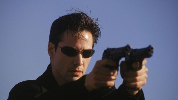 Kaum kennt er die Wahrheit über die Matrix, muss Neo (Keanu Reeves) sich mit allen Mitteln gegen seine Jäger verteidigen. (Kopie)