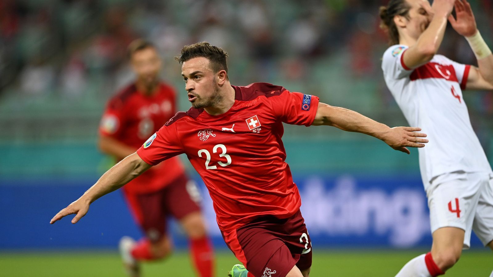 
                <strong>2. Zuber und Shaqiri drehen auf</strong><br>
                Xherdan Shaqiri blieb in den ersten beiden Gruppenspielen blass, blühte gegen die Türkei allerdings auf. Mit zwei Toren legte der ehemalige Münchner den Grundstein für den Erfolg gegen "Ay-Yildizlilar", der Anteil von Steven Zuber war nicht minder gering. Der Frankfurter legte alle drei Treffer auf und war ein ständiger Unruheherd. Behält das Duo seine Form bei, können die Schweizer die französische Defensive durchaus fordern und sich Gelegenheiten erspielen.
              