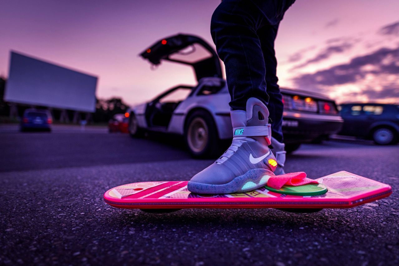 Die Nike "Air Marty McFly" sind den ikonischen Schuhen aus dem "Zurück in die Zukunft"-Film nachempfunden. Sogar ihre Schnürsenkel binden sich von allein. Der Preis liegt bei etwa 30.000 Euro. Ein Schnäppchen im Vergleich zu dem im Film getragenen Paar, das für knapp 100.000 Euro ersteigert wurde.