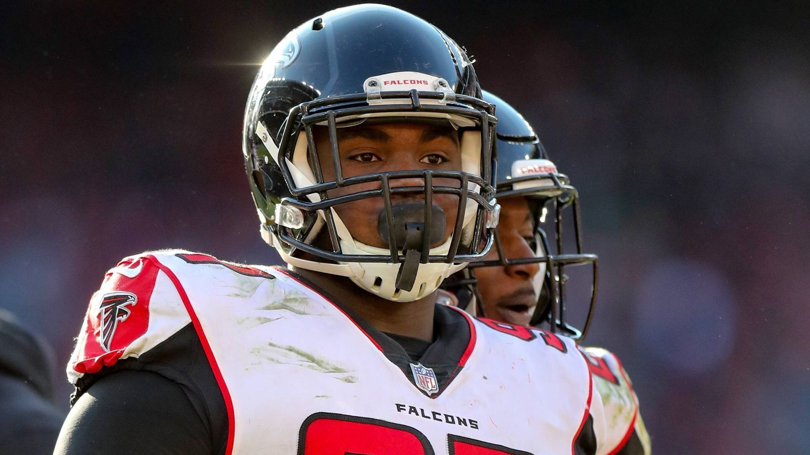 
                <strong>7. Grady Jarrett (Atlanta Falcons)</strong><br>
                Der Defensive Tackle ist für die Falcons die größte Baustelle. Er hat sich bislang in jeder Saison verbessern können, weshalb die Falcons ihn mit einem neuen Arbeitspapier ausstatten wollen, das dem 25-Jährigen bis zu 17 Millionen Dollar pro Jahr bringen kann. Angesichts weiterer Verpflichtungen müssten die Falcons dann aber kreativ werden. Oder Jarrett in die Free Agency ziehen lassen.
              