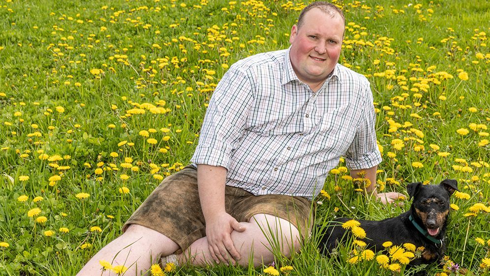 Seine Schüchternheit steht dem Landwirten teilweise im Weg. Eine Frau ohne Berührungsängste könnte ihn aber schnell auflockern.