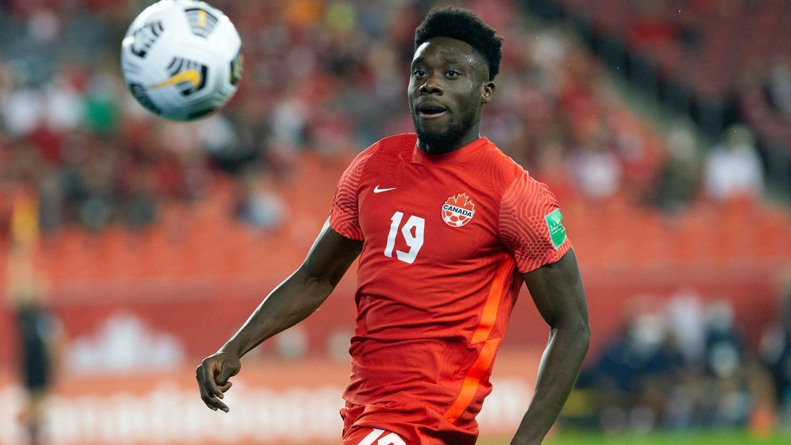 
                <strong>Alphonso Davies (FC Bayern München)</strong><br>
                Der größte Name bei Kanada fehlte beim historischen 4:0-Sieg gegen Jamaika, der die sichere WM-Teilnahme in Katar bedeutete: Alphonso Davies. Der Bayern-Star befindet sich nach einer Herzmuskelentzündung auf dem Wege der Besserung und fieberte von München aus mit den Kollegen mit. Nach dem Schlusspfiff flossen beim Linksverteidiger Freudentränen über die WM-Teilnahme Kanadas. Insgesamt musste Davies bereits fünf WM-Qualifikationsspiele Kanadas vom TV aus verfolgen, doch auch ohne ihn lief es für für sein Land erfolgreich. Vier der fünf Spiele gewann Kanada und bis zur WM-Endrunde in Katar wird dann auch der vor seiner Verletzung gesetzte Davies mit von der Partie sein können. 13 WM-Qualifikationsspiele auf dem Weg zur Endrunde hat Davies vor seiner Zwangspause bestritten.
              