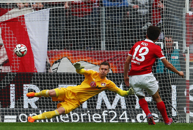 
                <strong>Leno löst Vollborn ab</strong><br>
                Bernd Leno wird beim 3:2-Sieg von Leverkusen in Mainz am Ende zwar noch zwei Mal per Elfmeter bezwungen - dennoch hat er Rüdiger Vollborn als Rekordhalter abgelöst. Nach 527 Minuten wurde Leno wieder überwunden, Vollborn hatte 485 Minuten durchgehalten.
              