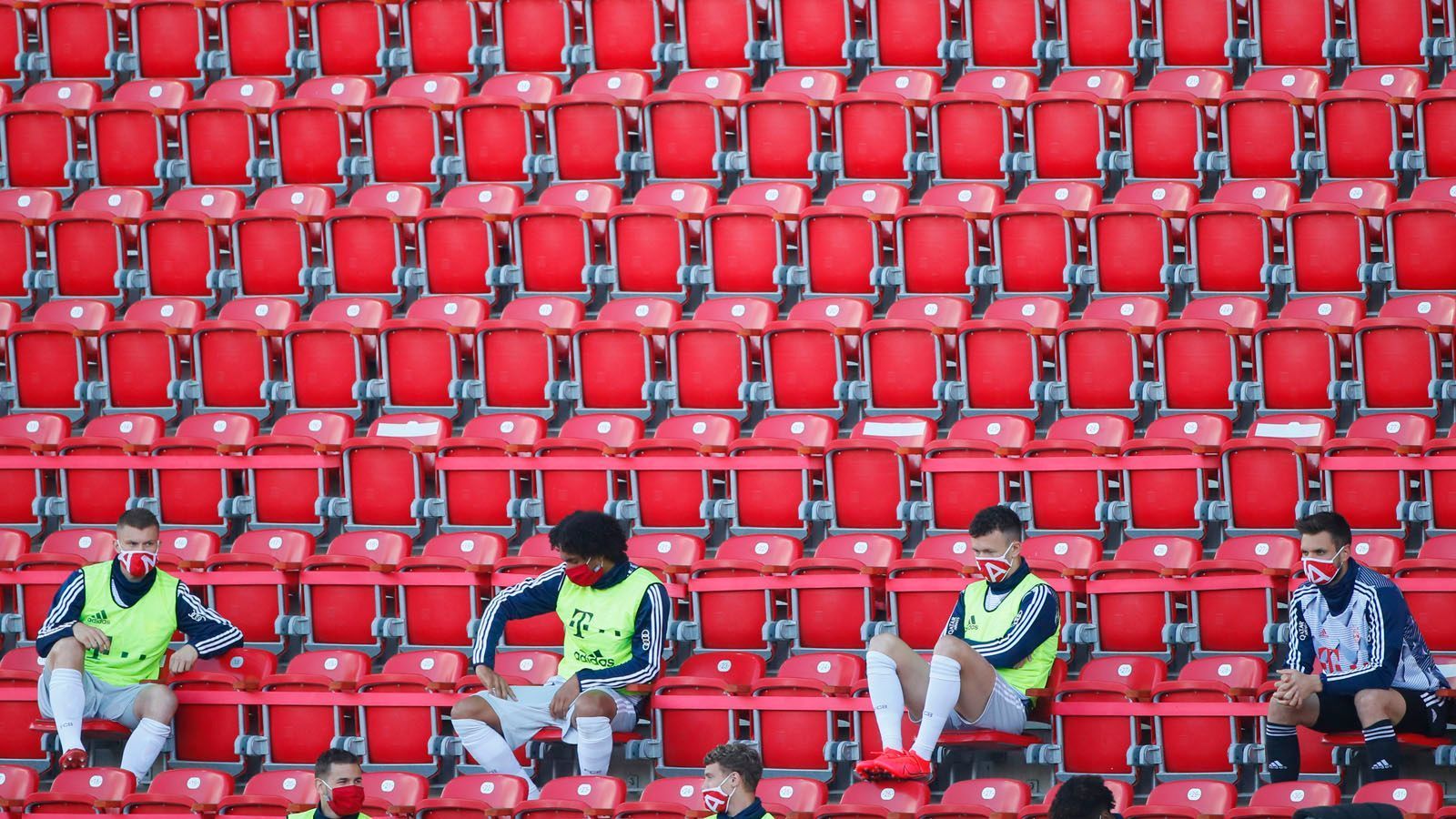 
                <strong>Die kuriosen Bilder des Bundesliga-Restarts</strong><br>
                Die Ersatzbank des FC Bayern geht auf der Tribüne der Alten Försterei in Berlin beinahe unter. 
              