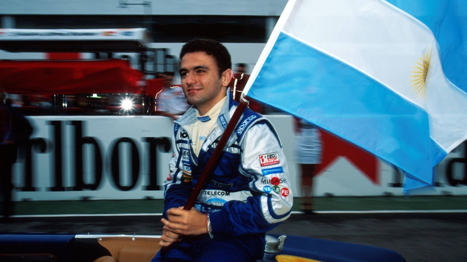 
                <strong>Esteban Tuero</strong><br>
                Zunächst verpasste es der Argentinier, die Superlizenz zu erhalten, 1998 kam er aber dennoch als seinerzeit drittjüngster Fahrer der Geschichte in die Königsklasse. Nach diversen Drehern und Unfällen in seinem Minardi rammte er im 16. und letzten Rennen im japanischen Suzuka einen Konkurrenten, weil er Gas und Bremse verwechselt hatte.
              