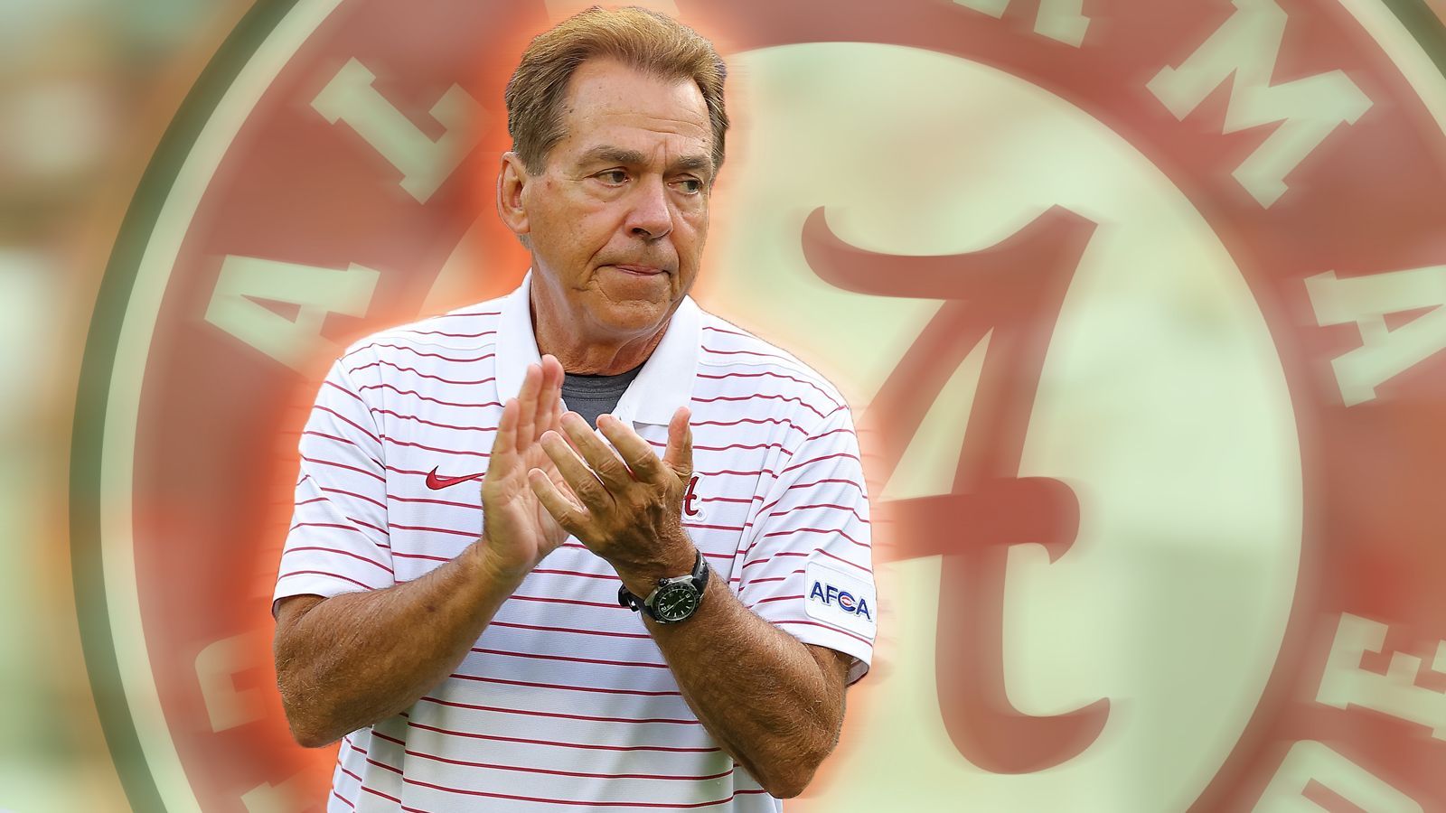 <strong>College Football: Die krassen Zahlen der Alabama-Legende Nick Saban</strong><br>Nach 17 Jahren endete bei den Alabama Crimson Tide eine Ära. Für viele der womöglich beste Head Coach in der Geschichte des College Footballs, Nick Saban, verkündete vor Kurzem sein Karriereende. Wir huldigen der Legende und zeigen Euch die wahnsinnig erfolgreichen Zahlen von Saban.