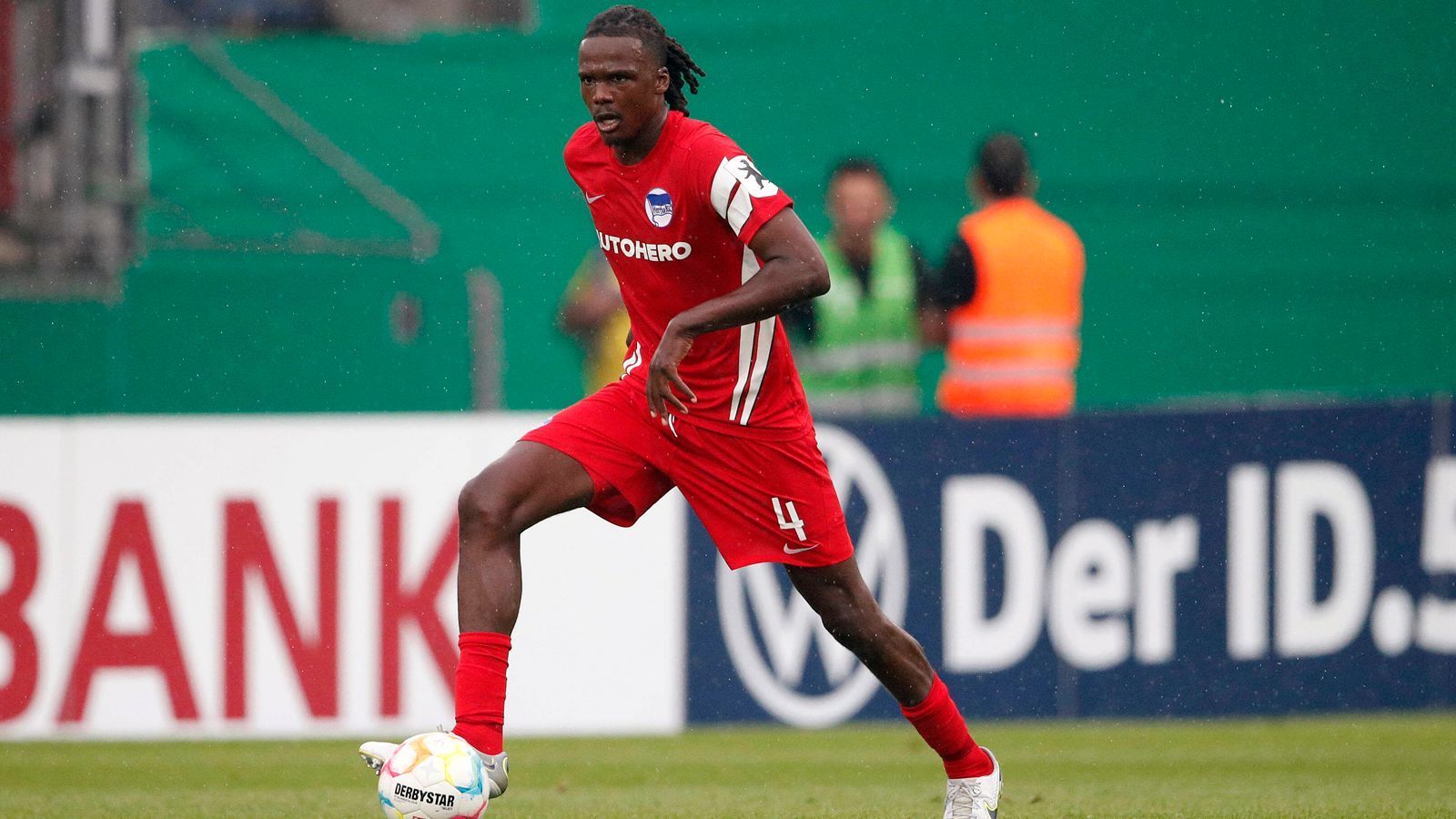 
                <strong>Dedryck Boyata (FC Brügge)</strong><br>
                Hertha BSC hat den früheren Kapitän Dedryck Boyata abgegeben. Der 31 Jahre alte Belgier wechselt in seine Heimat zum FC Brügge, wo der Innenverteidiger einen Vertrag bis 2025 unterzeichnete. Laut "Bild" kassieren die Berliner für Boyata zwei Millionen Euro Ablöse. "Dedryck hat seine Verdienste um Hertha BSC. Er hat die Mannschaft in den vergangenen beiden Spielzeiten als Kapitän aufs Feld geführt und auch seinen Anteil am Klassenerhalt in der zurückliegenden Saison. Damit bleibt er in Erinnerung. Wir wollen nun jedoch neue Wege gehen. Das haben wir ihm in einem offenen und respektvollen Gespräch mitgeteilt", sagte Herthas Sport-Geschäftsführer Fredi Bobic zu den Gründen für den Verkauf des einstigen Leistungsträgers.
              