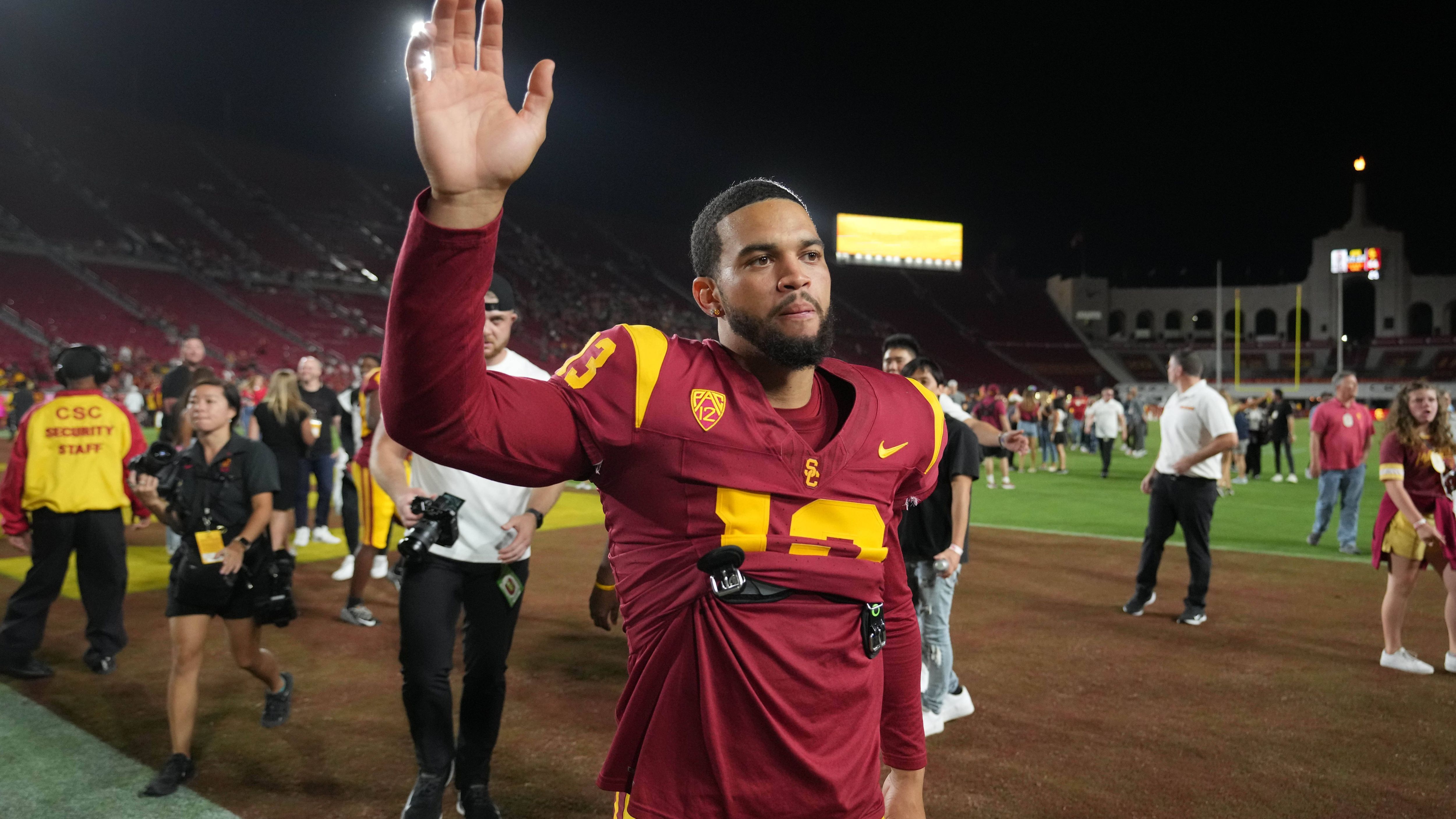 <strong>Platz 2: Caleb Williams</strong><br>Er gilt als der Favorit auf den ersten Pick im nächsten NFL-Draft. Beim Einkommen landet der Quarterback der USC aber "nur" auf Platz zwei mit einem Einkommen von 2,6 Millionen Dollar pro Jahr. Der einzige Spieler, der Williams schlägt, hat allerdings auch einen nicht ganz fairen Vorteil...