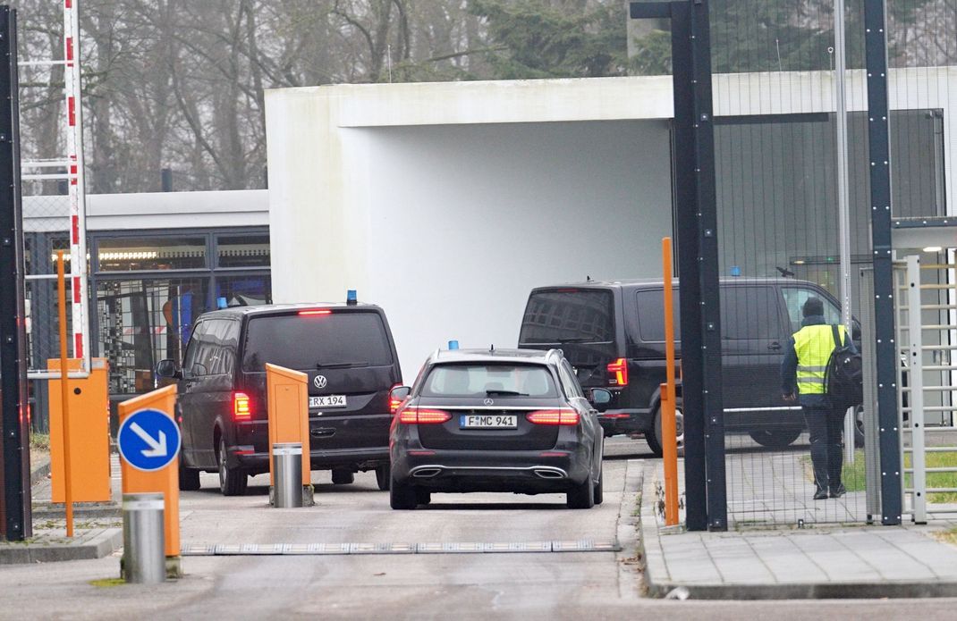 ahrzeuge mit Blaulicht fahren auf das Gelände des Bundesgerichtshofs.