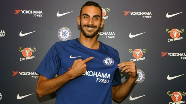 
                <strong>Davide Zappacosta (von Torino zu Chelsea)</strong><br>
                Beim FC Bayern soll Chelsea mit einer Anfrage wegen Rafinha abgeblitzt sein, in seiner Heimat Italien wurde "Blues"-Trainer Antonio Conte dann aber doch fündig. Die Suche nach einem Rechtsverteidiger endete bei Torinos Davide Zappacosta. Der 25-Jährige soll laut "Sky Italia" 28 Millionen Euro Ablöse gekostet haben und unterschrieb in London einen Vierjahresvertrag. Da Chelsea in der Abwehr standardmäßig mit einer Dreierkette agiert, wird es interessant sein, welche Rolle Rechtsverteidiger Zappacosta künftig bei den "Blues" zufällt.
              