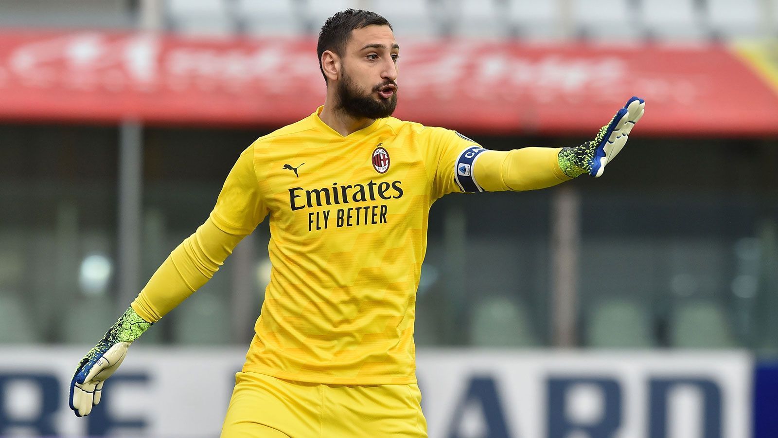 
                <strong>Gianluigi Donnarumma (AC Mailand)</strong><br>
                Verliert der AC Mailand seinen Star-Keeper? Noch immer ist keine Einigung zwischen dem Klub und dem Lager von Gianluigi Donnarumma, der von Star-Berater Mino Raiola vertreten wird, verkündet worden. Das wird sich auch so bald nicht ändern, denn laut Vereinsangaben soll erst nach Saisonende weiter verhandelt werden. Die Personalie birgt jedenfalls Zündstoff. So hieß es sogar, Milan-Ultras hätten gefordert, den Schlussmann gegen Juventus Turin nicht aufzustellen, sollte er nicht vorher einen neuen Vertrag unterschreiben. Die "Bianconeri" zählen zu den möglichen Abnehmern, gehandelt wurden auch der FC Chelsea, Manchester United und Real Madrid.
              