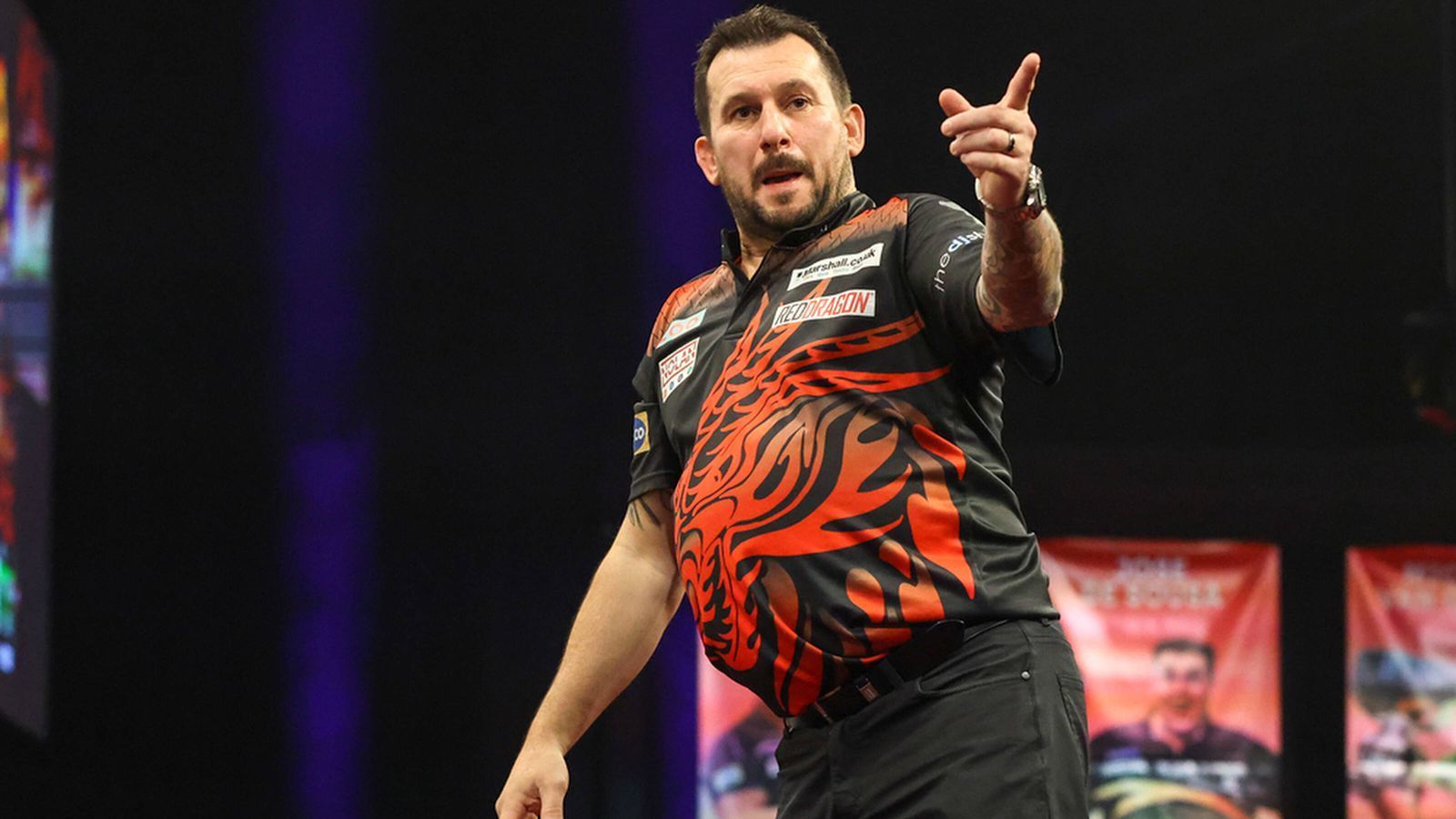 
                <strong>Jonny Clayton</strong><br>
                2022 konnte Jonny Clayton nicht an sein voriges Jahr anknüpfen und gewann kein größeres Turnier. Allerdings zeigte er sich bei der Generalprobe zur WM, den "Players Championship Finals" wieder in guter Form uns erreichte das Halbfinale. Interessanterweise erspielte er sich seine besten Ergebnisse bei Turnieren, die nicht in "Order of Merit" miteinbezogen werden. In der "Premier League", beim "Masters" und bei der "World Series of Darts" gelang ihm jeweils der Einzug ins Halbfinale. "The Ferret" gehört, aufgrund seiner durchwachsenen Form, vielleicht nicht zu den Top-Favoriten. Allerdings hat der Waliser in der Vergangenheit bereits bewiesen, dass er sich in ein Turnier hineinbeißen kann. Zudem will Clayton seine WM-Bilanz, bisher kam er nie über die vierte Runde hinaus, sicherlich verbessern.
              