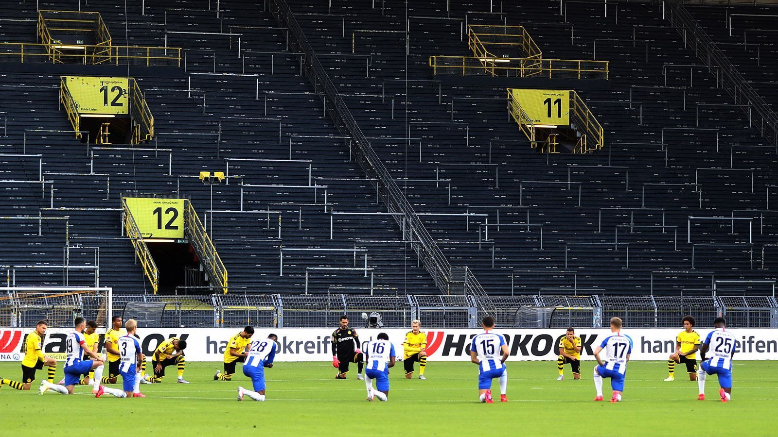 
                <strong>Borussia Dortmund vs. Hertha BSC</strong><br>
                Viele andere Bundesligisten zeigen dem Rassismus ebenfalls die Rote Karte. Vor dem Bundesligaspiel zwischen dem BVB und Hertha BSC sanken beide Teams am Mittelkreis auf die Knie. Ähnliche Bilder gibt es aus vielen weiteren Stadien der 1. und 2. Liga. 
              