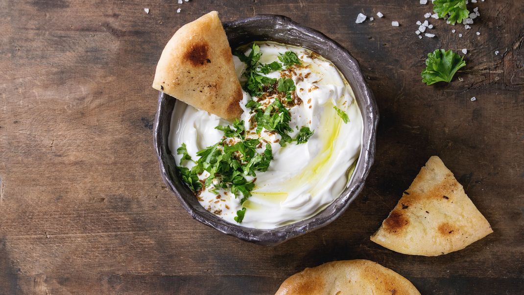 Ein Dip mit griechischem Joghurt - der perfekte Begleiter für knuspriges Brot an einem schönen Sommerabend!