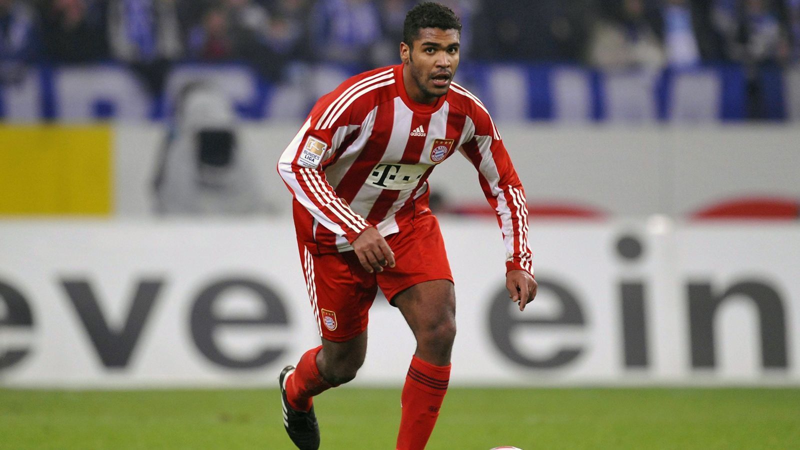 
                <strong>Breno</strong><br>
                Im Januar 2008 verpflichtete der FCB mit dem brasilianischen Abwehr-Talent Breno ein vermeintliches Mega-Talent. Sportlich fand sich der Südamerikaner in München allerdings nie so richtig zurecht. Nicht zuletzt aufgrund zahlreicher, schwerer Verletzungen war Breno nicht einmal annähernd dran an einem möglichen Durchbruch - und es kam für den Innenverteidiger noch schlimmer. Wegen Brandstiftung wurde er 2012 zu einer Haftstrafe verurteilt und anschließend in seine Heimat geschickt. Bis dahin absolvierte er lediglich 33 Pflichtspiele für die Bayern. Heute läuft der Verteidiger für den brasilianischen Erstligisten Vasco da Gama auf.
              