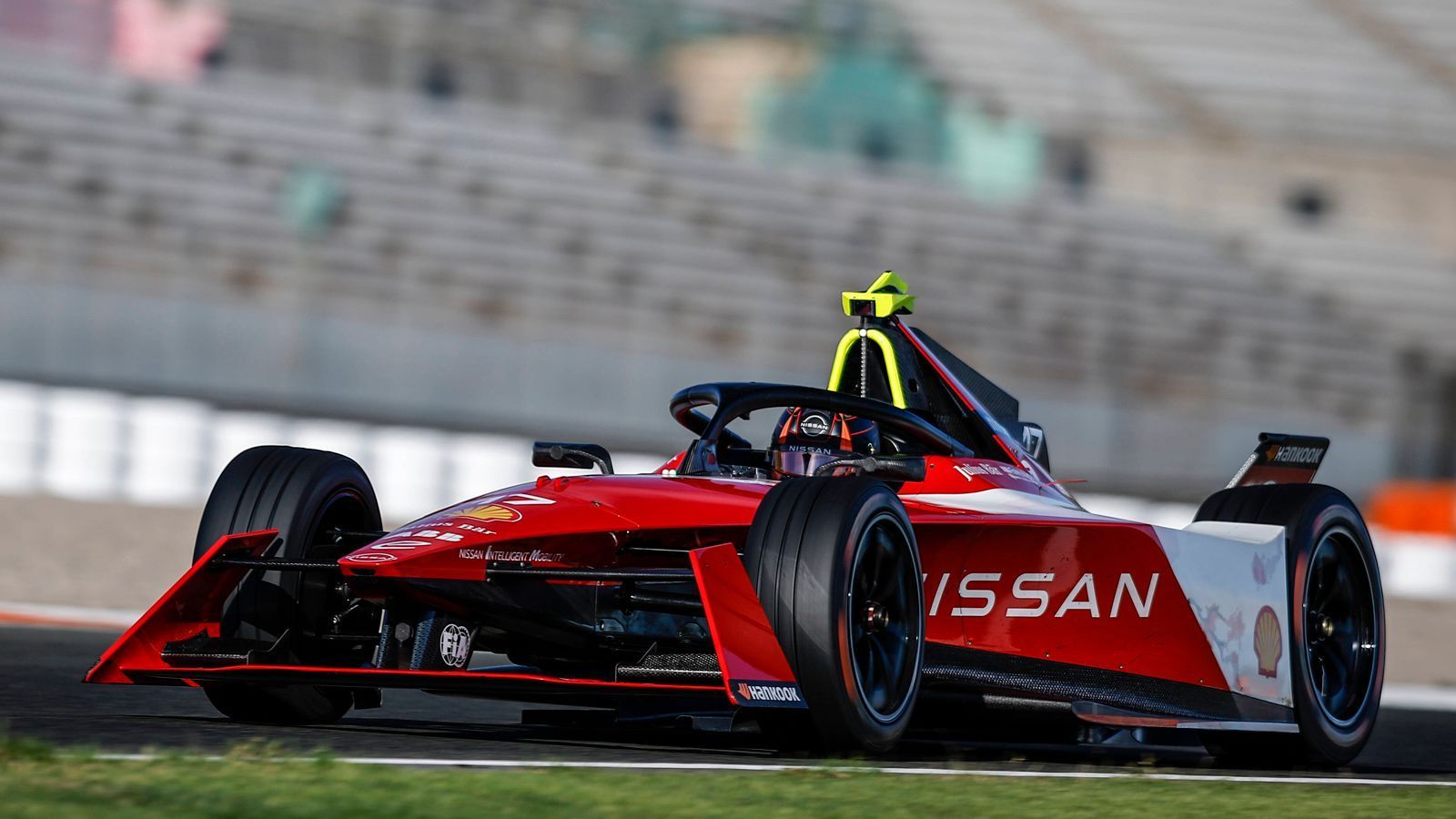 
                <strong>Nissan NISMO</strong><br>
                Das "kirschrote" Design von Nissan NISMO erinnert 2023 ein wenig an alte Lackierungen des Formel-1-Teams Alfa Romeo. Nach zwei enttäuschenden Jahren will Nissan mit Sacha Fenestraz and Norman Nato wieder an die Spitze.
              