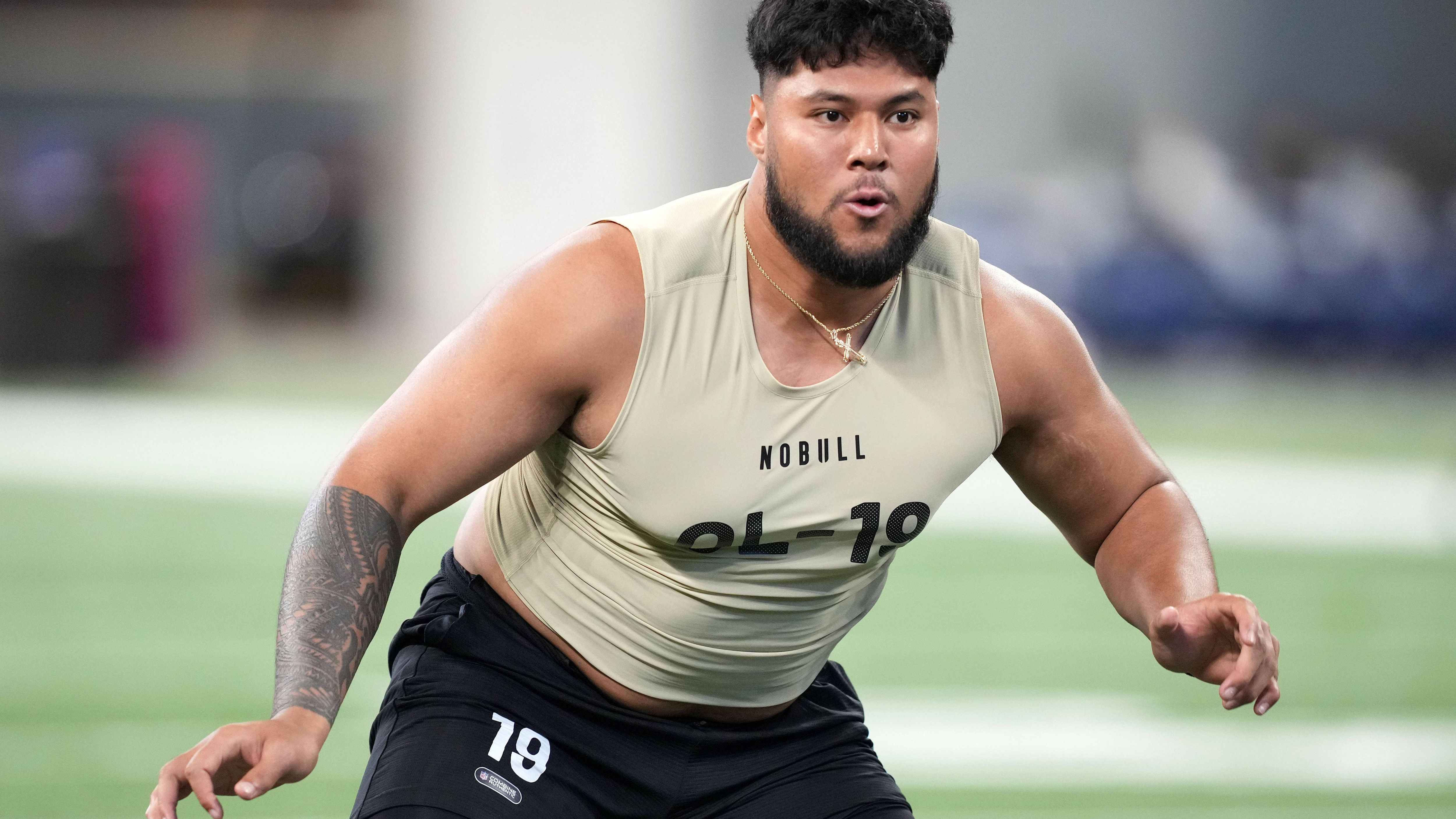 <strong>Pittsburgh Steelers - 7 Picks<br></strong>1. Runde: 20. Pick: OT Troy Fautanu (Foto)<br>2. Runde: 51. Pick: C Zach Frazier<br>3. Runde: 84. Pick: WR Roman Wilson, 98.* Pick: LB Payton Wilson (via Eagles)<br>4. Runde: 119. Pick: G Mason McCormick<br>5. Runde: -<br>6. Runde: 178. Pick: DT Logan Lee (from Arizona via Carolina), 195. Pick:&nbsp;Ryan Watts<br>7. Runde: -