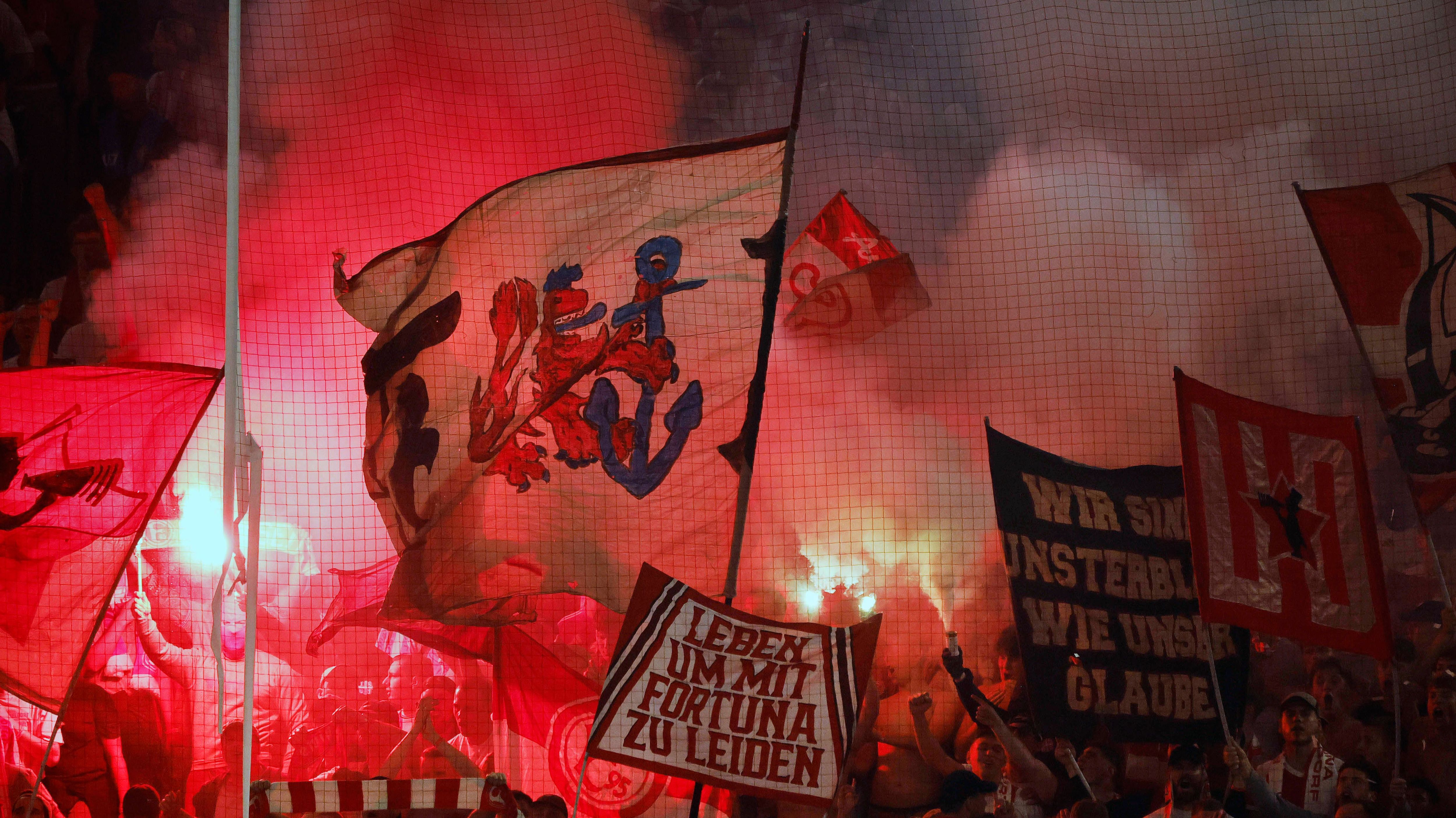 <strong>Platz 8: Fortuna Düsseldorf mit 379.650 Euro</strong><br><strong>Anzahl der Strafen:</strong> 15<br><strong>Geahndete Vorfälle:</strong> 27<br><strong>Geworfene Gegenstände:</strong> 3<br><strong>Gezündete Pyro:</strong> 550