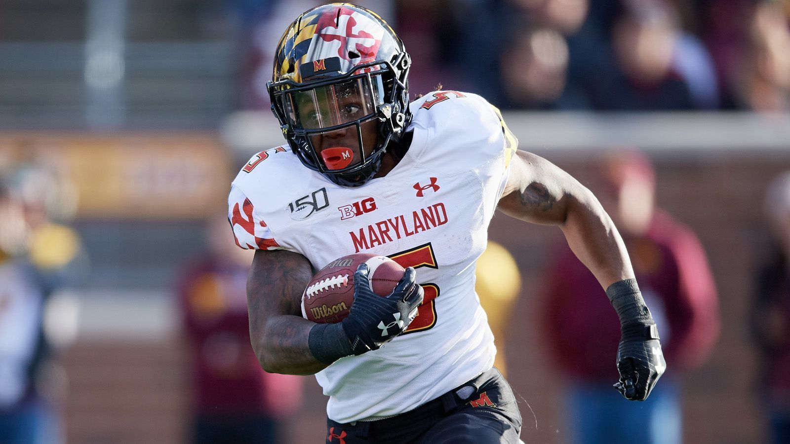 
                <strong>Anthony McFarland Jr. (Maryland Terrapins)</strong><br>
                Nach zwei Saisons will McFarland Jr. sein Glück in der NFL versuchen. Der Running Back der Maryland Terrapins erzielte dieses Spielzeit 614 Rushing Yards und acht Touchdowns.
              