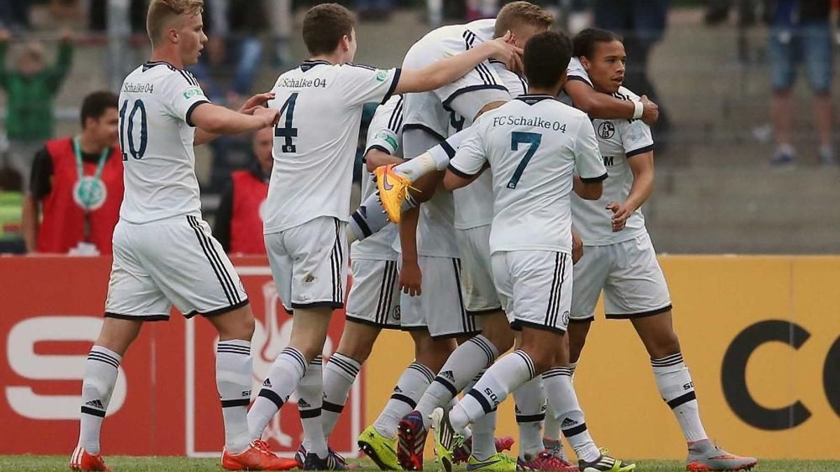 Schalker Spieler feiern Torschützen Felix Schröter