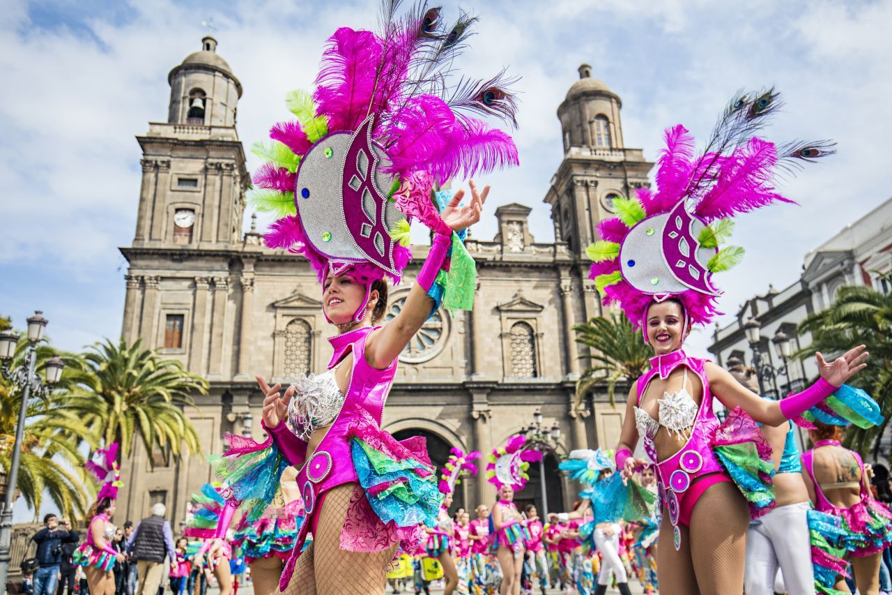 Spanischer Karneval - eine Hochburg ist Cadiz - heißt: tagelange Straßen-Fiestas, Umzüge und Kostüme.