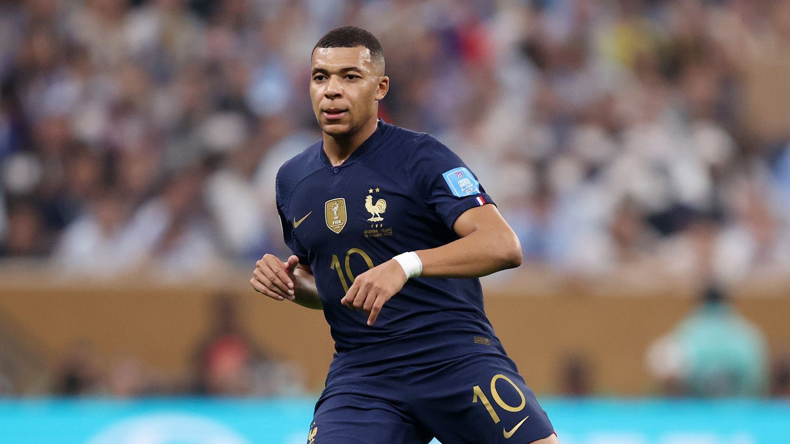 
                <strong>Kylian Mbappe</strong><br>
                Der Star der "Equipe Tricolore" bekommt rund 80 Minuten kaum einmal Platz für seine Geniestreiche. Doch dann kommt der Torjäger umso gewaltiger auf. In der zweiten Hälfte setzt er zunächst einen Warnschuss drüber, beim Elfmeter in der 80. Minute knallt er den Ball überzeugend zwischen Martinez' Händen und dem Pfosten in die Maschen. Fortan ist der Profi von Paris St. Germain auf den Geschmack gekommen und gleicht keine zwei Minuten später nach Doppelpass mit Thuram aus. In der zweiten Hälfte der Verlängerung darf er dann wieder aus elf Metern ran und verwandelt erneut links - diesmal aber halbhoch. Und im Elfmeterschießen trifft er dann sogar zum dritten Mal vom Punkt. ran-Note: 1
              