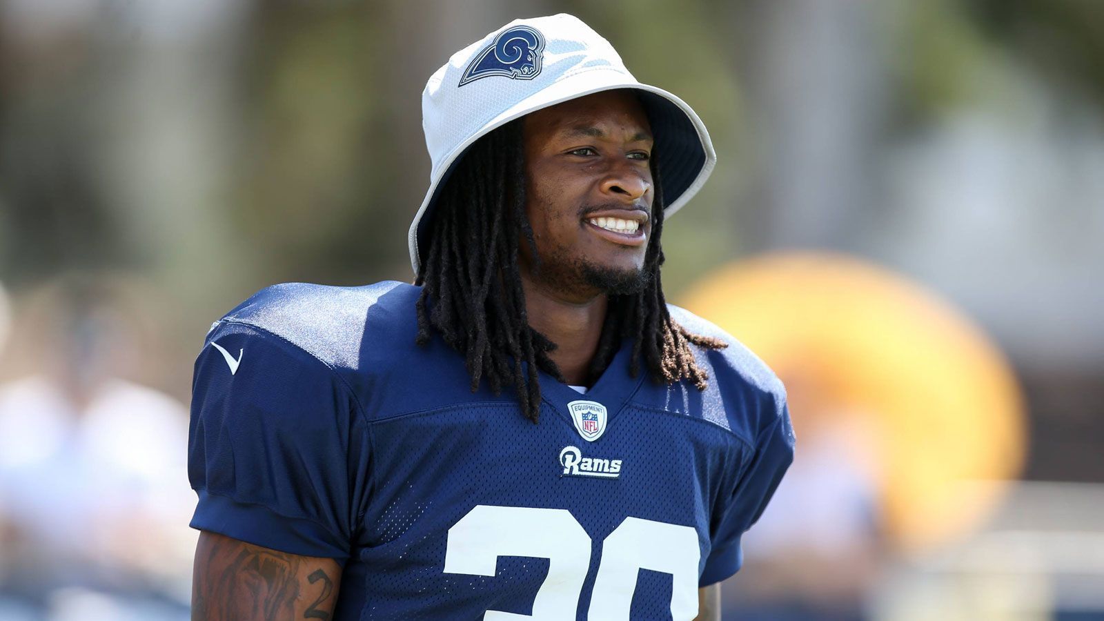 
                <strong>Todd Gurley</strong><br>
                Le'Veon Bell staunte nicht schlecht: Running-Back-Kollege Todd Gurley hat einen Vierjahresvertrag über 57.500.000 Dollar unterschrieben. Davon bieten ihm die Los Angeles Rams 45 Millionen Dollar garantiert und 14.375.000 Dollar jährlich im Durchschnitt. Kein Running Back der Liga verdient mehr. 
              