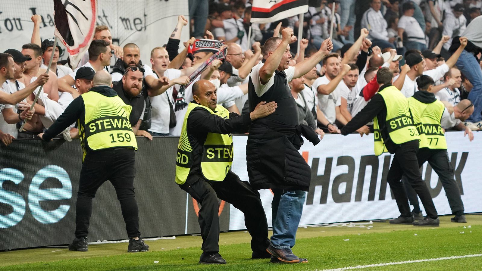 
                <strong>Platzsturm in Frankfurt: SGE-Fans gehen nach Finaleinzug gegen West Ham United steil</strong><br>
                
              