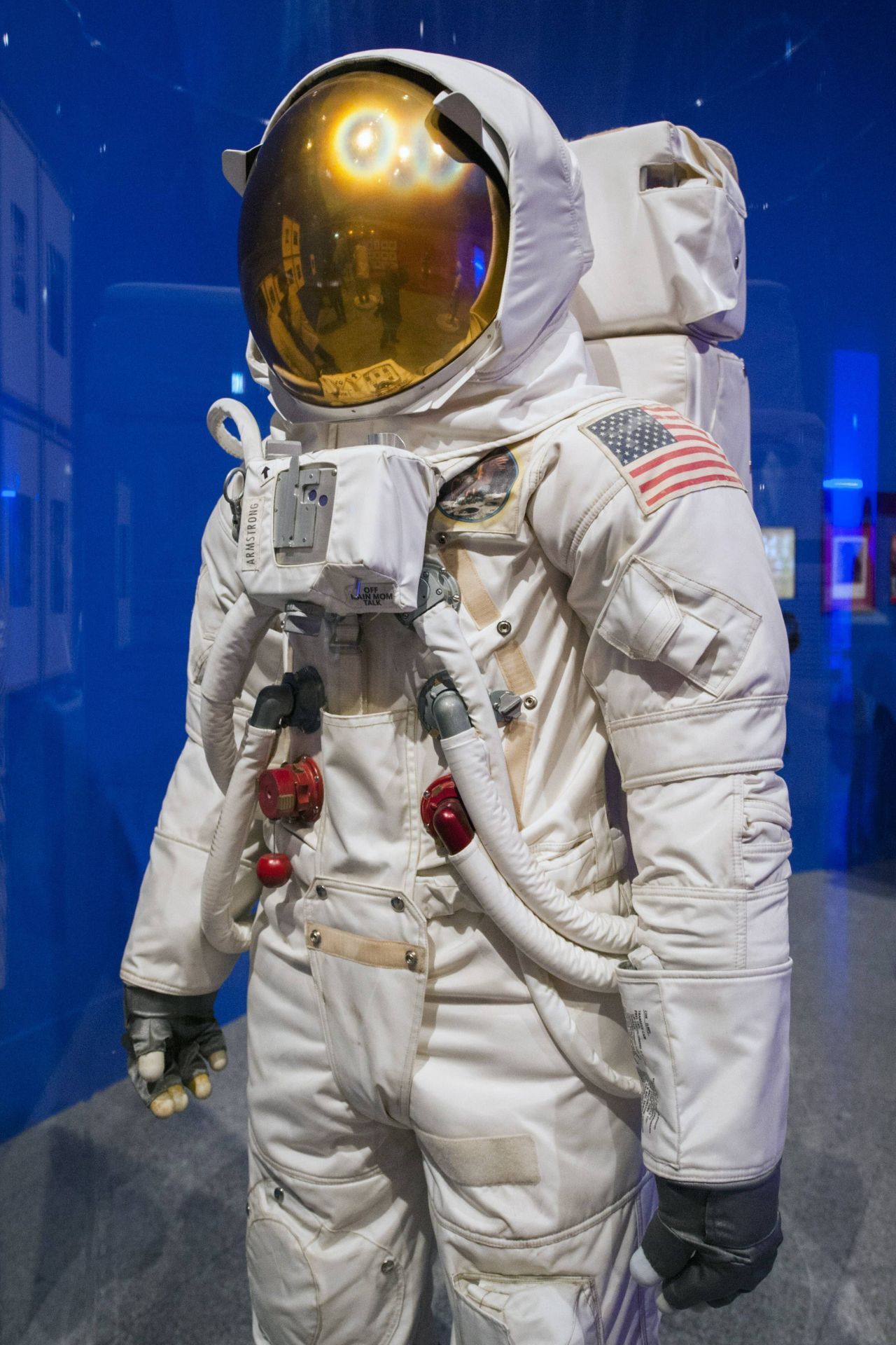 Der berühmteste Raumanzug der Geschichte ist der A7L von Neil Armstrong. Der Astronaut trug den rund 30 Kilogramm schweren Anzug während der Apollo-11-Mission, die 1969 mit dem ersten Spaziergang auf dem Mond ihren Höhepunkt fand. Der Anzug besteht aus 21 verschiedenen Schichten, die vor extremer Hitze und Kälte sowie vor der Gefahr von Mikro-Meteoriten auf dem Mond schützen sollten. 