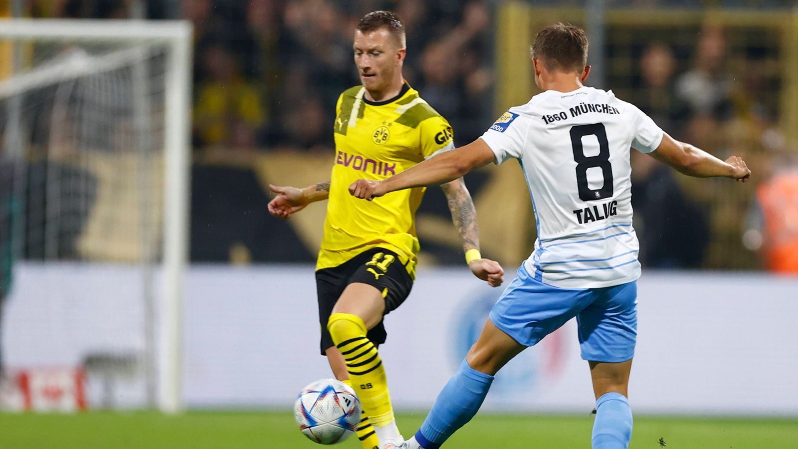 
                <strong>Marco Reus</strong><br>
                Das Spiel des BVB läuft zu Beginn sehr häufig über die Außen und deshalb an Reus zunächst mehr oder weniger vorbei. Als er sich aber einmal in den Angriff einschaltet, zeigt er großartige Übersicht und bereitet das 2:0 von Bellingham vor. Hat selbst eine Riesenchance, scheitet aber nach einer Stunde an Hiller. ran-Note:
              