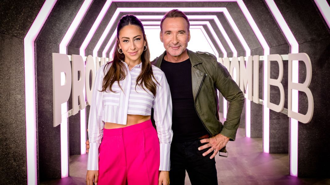 Die Moderator:innen von "Promi Big Brother - Die Late Night Show": Melissa Khalaj und Jochen Bendel