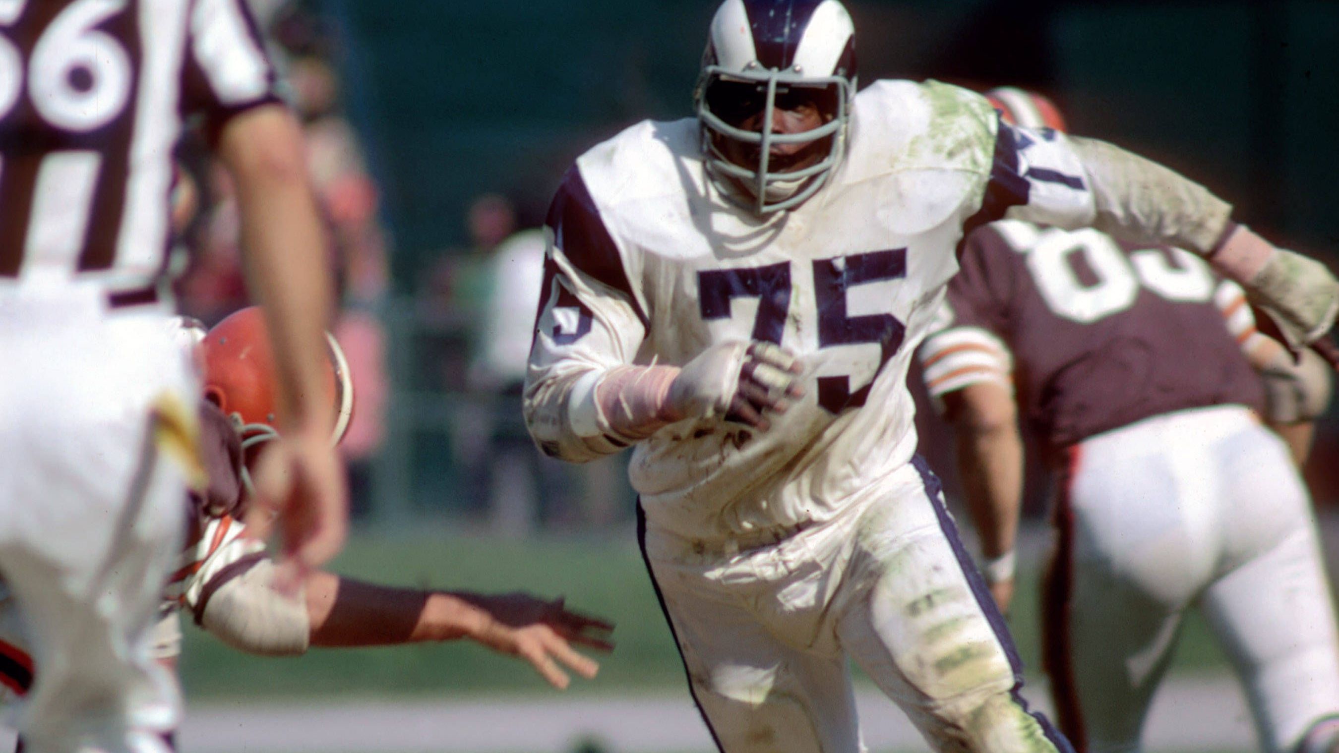 <strong>Rang 8: Deacon Jones (Defensive End - Rams, Chargers, Washington)</strong><br>Einer der besten und gefürchtetsten Verteidiger der NFL-Geschichte. Er erfand den Begriff "Sack", der noch heute von elementarer Bedeutung im American Football ist. Als Pass Rusher war er während seiner Karriere von 1961 bis 1974 seiner Zeit voraus, seine Mischung aus Kraft, Schnelligkeit und Athletik war äußerst gefährlich. Inoffiziell werden ihm 173,5 Sacks zugeschrieben, die NFL erfasst individuelle Sacks aber erst seit 1982.