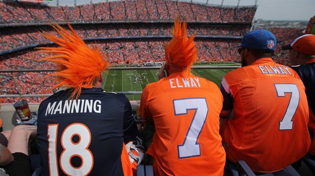 
                <strong>Denver Broncos</strong><br>
                Diese Denver-Anhänger fallen vor allem durch ihre nicht ganz echten Haare auf. Während der Kollege links mit dem aktuellen Star Peyton Manning mitfiebert, sind die anderen beiden Jungs wohl große Fans des früheren Broncos-Stars John Elway.
              