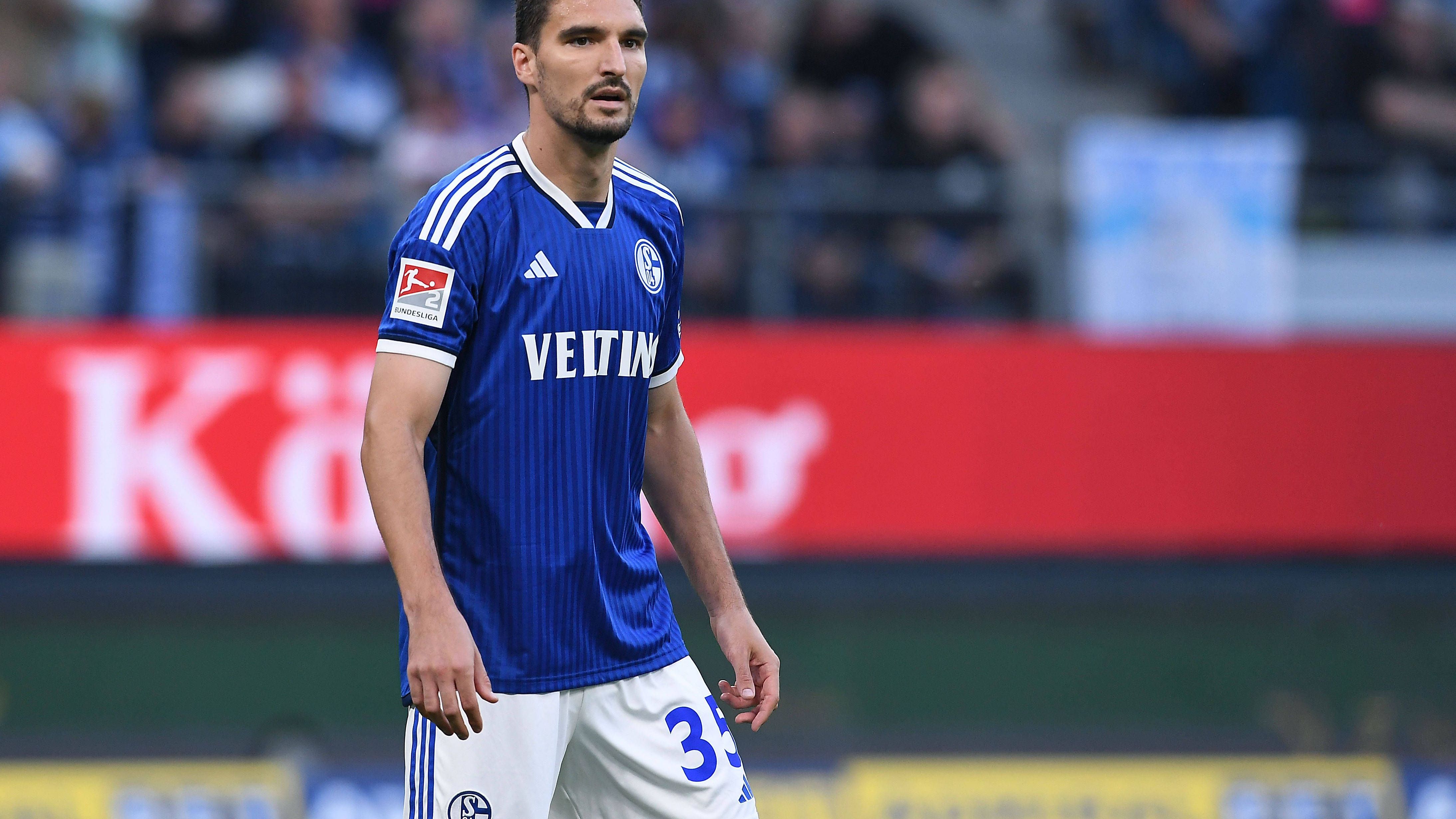 <strong>Marcin Kaminski (FC Schalke 04 )</strong><br>Soll in der personal angeschlagenen Defensive mit seiner Erfahrung für Stabilität sorgen. Ähnlich wie die gesamte Viererkette aber mit Problemen, immer wieder ergeben ich so große Lücken für die Gastgeber. Als Abwehrchef gewissermaßen verantwortlich für die teils katastrophale Defensivleistung der Knappen. Vier Gegentore sprechen eine eindeutige Sprache. <strong><em>ran</em>-Note: 4</strong>