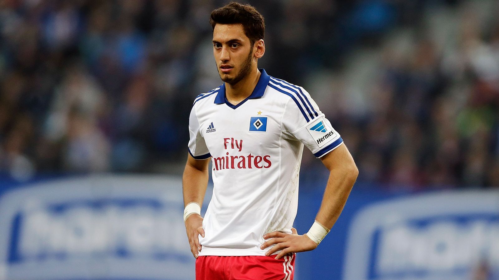 <strong>Hakan Calhanoglu</strong><br>
                Hakan Calhanoglu hatte genug vom Hamburger SV und forcierte im Frühjahr 2014 seinen Wechsel nach Leverkusen. Freunde machte er sich mit seiner Vorgehensweise in Hamburg aber ganz sicher nicht: Er ließ sich krankschreiben, damit er nicht mehr am Training des HSV teilnehmen musste. Als er dann seinen Dienst in Leverkusen antrat, war er natürlich wieder fit. Mittlerweile kickt der türkische Nationalspieler beim AC Milan.
