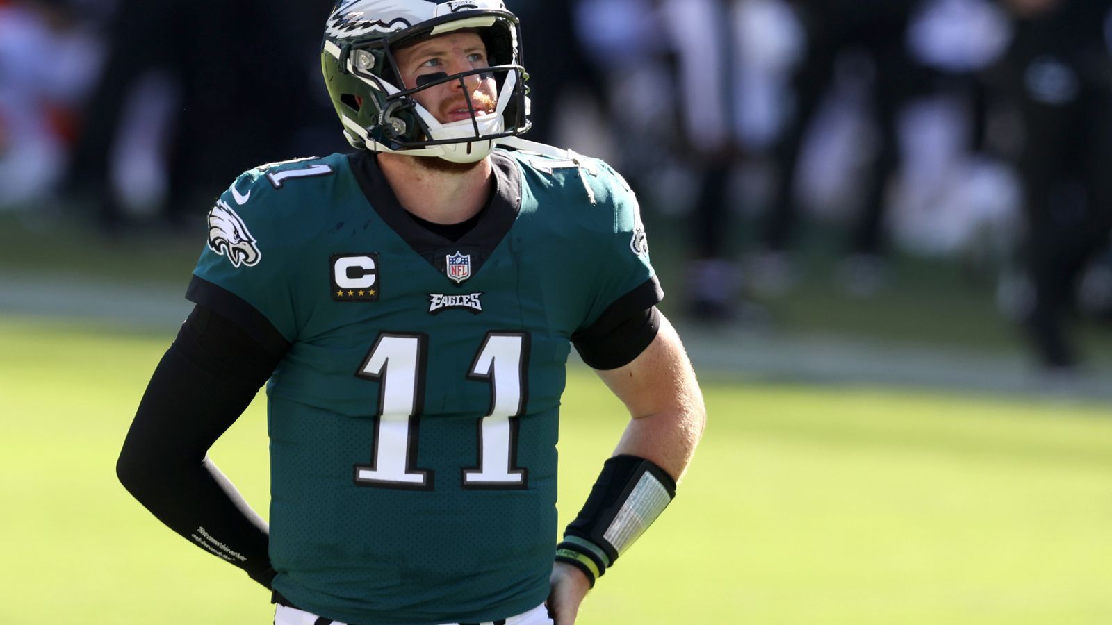 
                <strong>Verlierer: Philadelphia Eagles </strong><br>
                Wo ist das Flair des Super-Bowl-Champions aus dem Jahr 2018? Wo ist das Selbstvertrauen hin? Diese Attitüde? Davon ist nichts mehr zu sehen. Die O-Line ist durch die Verletzungen angeschlagen, die Defense ebenfalls gebeutelt - und lange nicht mehr das, was sie mal war. Carson Wentz? Puh, schwierig. Auch die Verpflichtung von Cornerback Darius Slay zahlt sich noch nicht aus. Und Head Coach Doug Petersen - Meister des Philly Special im Super Bowl gegen die Patriots - langt bei der einen oder anderen Entscheidung daneben. The trend is your friend? In Philly derzeit sicherlich nicht.
              