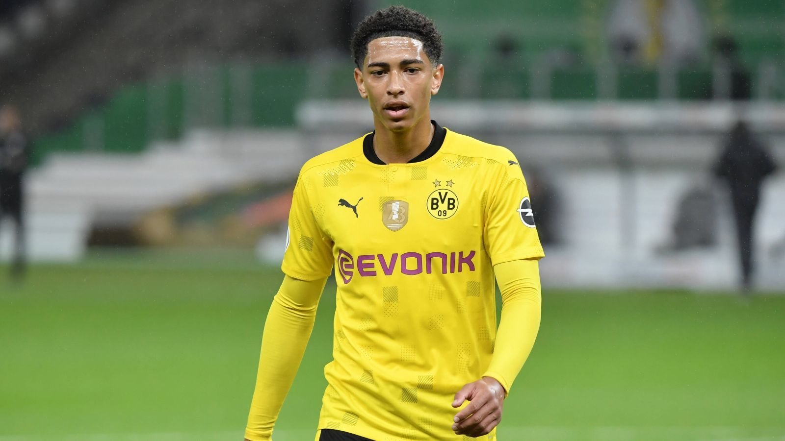 
                <strong>Platz 1 (geteilt): Jude Bellingham (Borussia Dortmund)</strong><br>
                Der geteilte Platz eins im Ranking gehört zwei Dortmundern, einer davon ist Jude Bellingham. Wie auch Mahmoud Dahoud blühte er unter Edin Terzic noch einmal auf und machte gerade in der Champions League starke Spiele. Lob gab es von allen Seiten, von Aki Watzke, über Pep Guardiola bis hin zu Gareth Southgate. Der erst 17-Jährige hat einen Wert von 55 Millionen, ein Plus von 20 Millionen im Vergleich zum letzten Update.
              