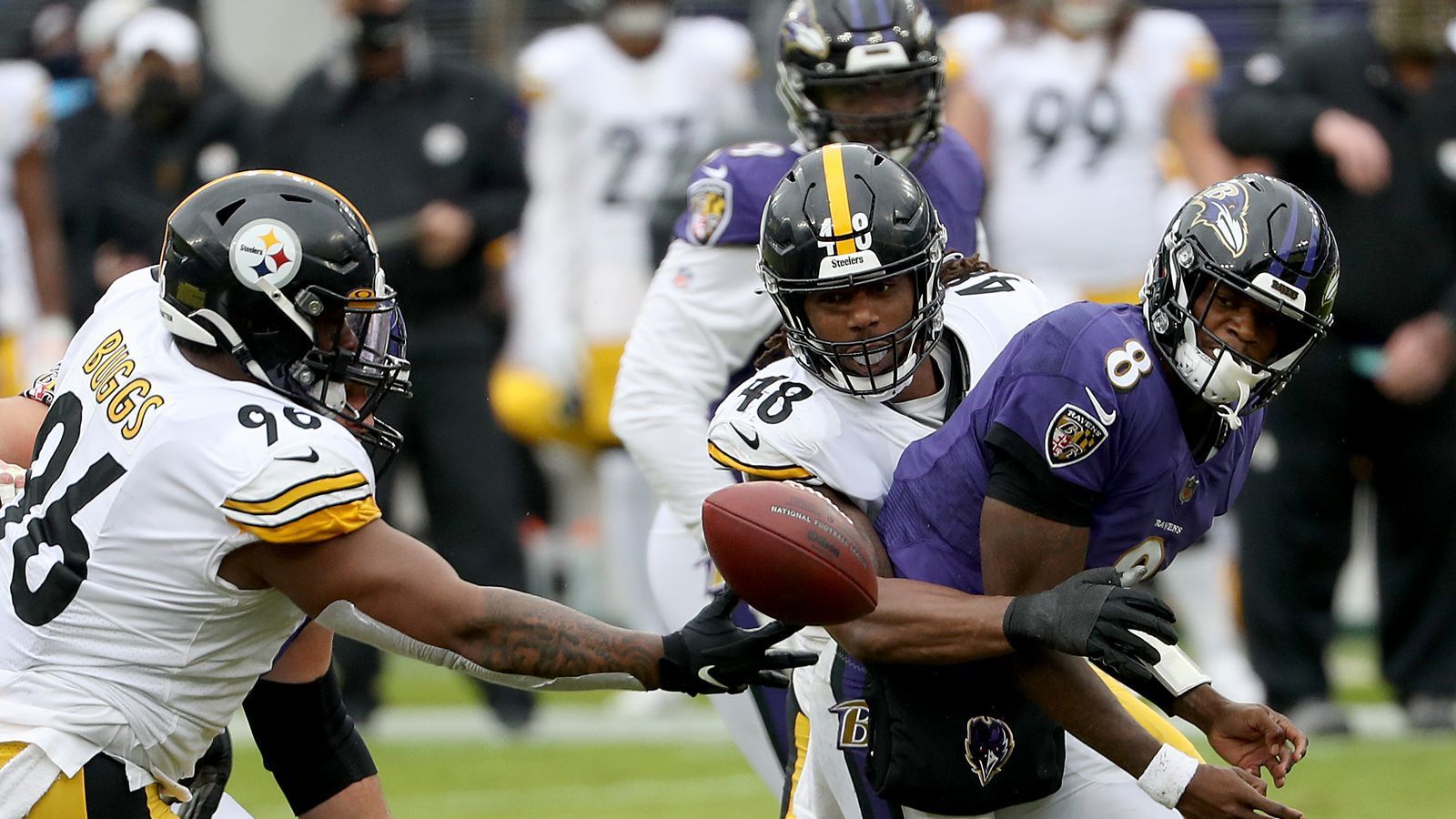 
                <strong>25. Duell: Lamar Jackson mit 4 Turnovern</strong><br>
                Das erste Aufeinandertreffen in der aktuellen Saison war geprägt von den Turnovern von Lamar Jackson. Der Ravens-Quarterback warf zwei Interceptions und verlor zwei weitere Mall den Ball. Daraus machten die Steelers, die offensiv selbst nicht überzeugten, 14 Punkte und gewannen so knapp mit 28:24. Tomlin verkürzt auf 12:13.
              