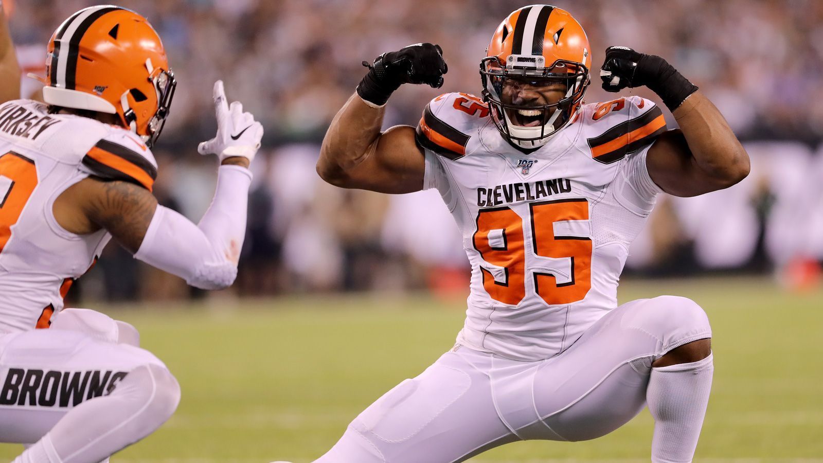 
                <strong>Platz 10: Cleveland Browns</strong><br>
                Das Grundkonstrukt der Cleveland Browns steht: Myles Garrett unterschrieb vor wenigen Wochen einen hochdotierten Fünfjahresvertrag und bildet gemeinsam mit Sheldon Richardson und Oliver Vernon eine gefährliche Defensive Line. Hinzu kommt eine vielversprechende Secondary, die vom 2018er Nummer-4-Pick Denzel Ward angeführt wird. Einzig das Linebacker-Corps bereitet noch Sorgen, doch in der passlastigen NFL werden die Browns wohl vermehrt mit mehr Defensive Backs auflaufen, um die Schwachstelle aufzufangen.
              