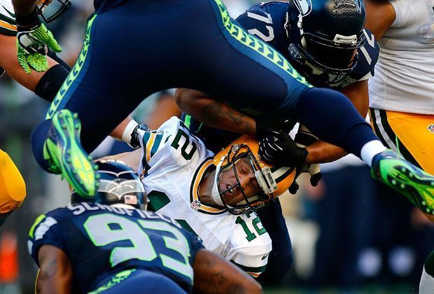 
                <strong>Der NFL-Saisonauftakt</strong><br>
                Seattle-Akteur Michael Bennett gelingt sogar ein Sack - Rodgers wird zu Boden gerissen.
              