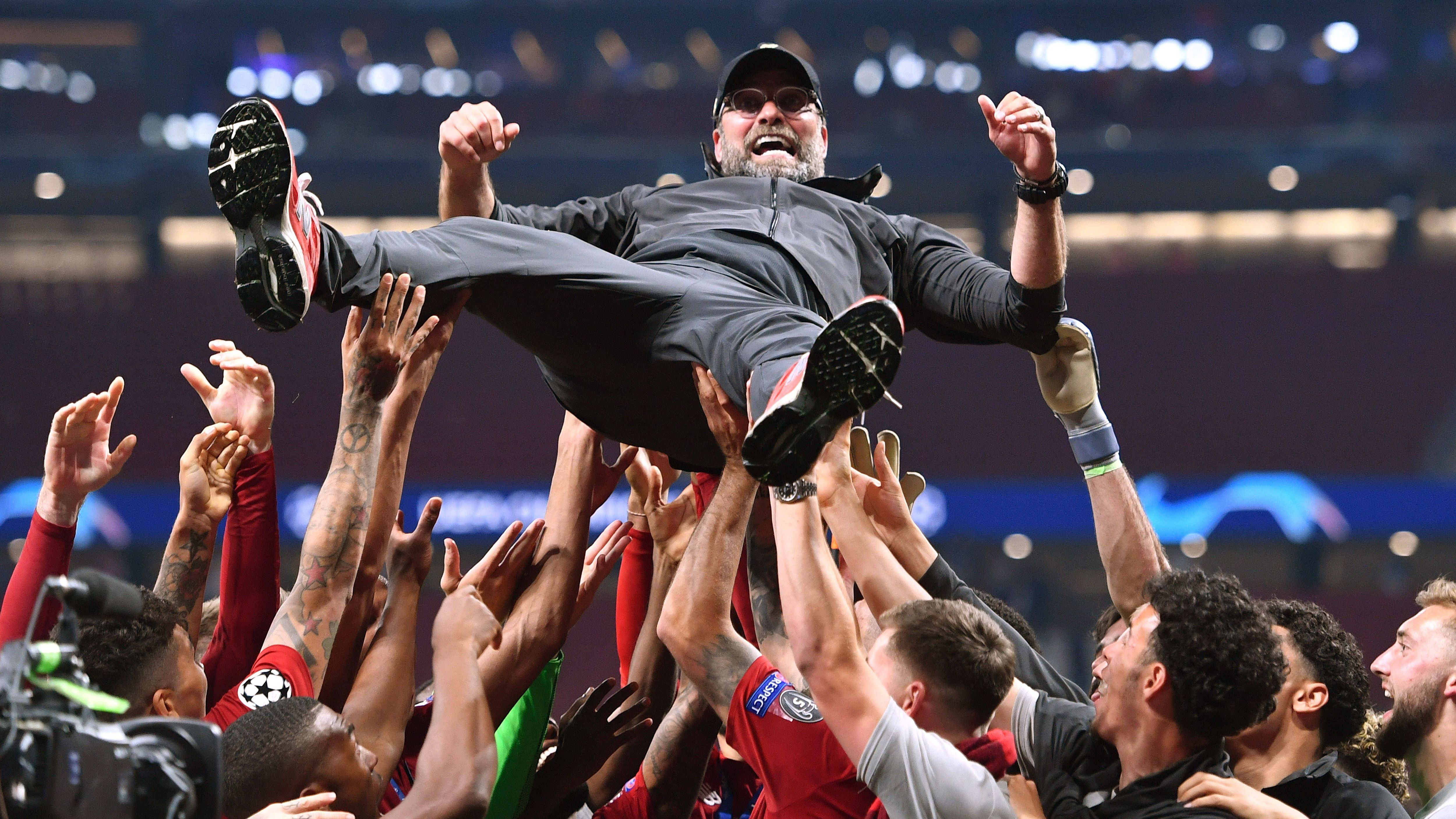 <strong>1. Juni 2019: Champions-League-Triumph</strong><br>Mit einem 2:0 gegen Tottenham Hotspur krönt sich der FC Liverpool zum König von Europa. Jürgen Klopp wird unsterblich. Zehntausende bejubeln das Team in den Straßen der englischen Arbeiterstadt.&nbsp;