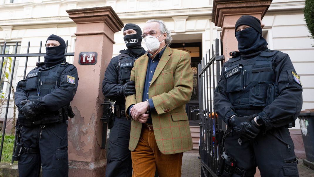 Bei einer Razzia gegen «Reichsbürger» führen vermummte Polizisten nach der Durchsuchung eines Hauses Heinrich XIII. Prinz Reuß (2.v.r.) zu einem Polizeifahrzeug. 